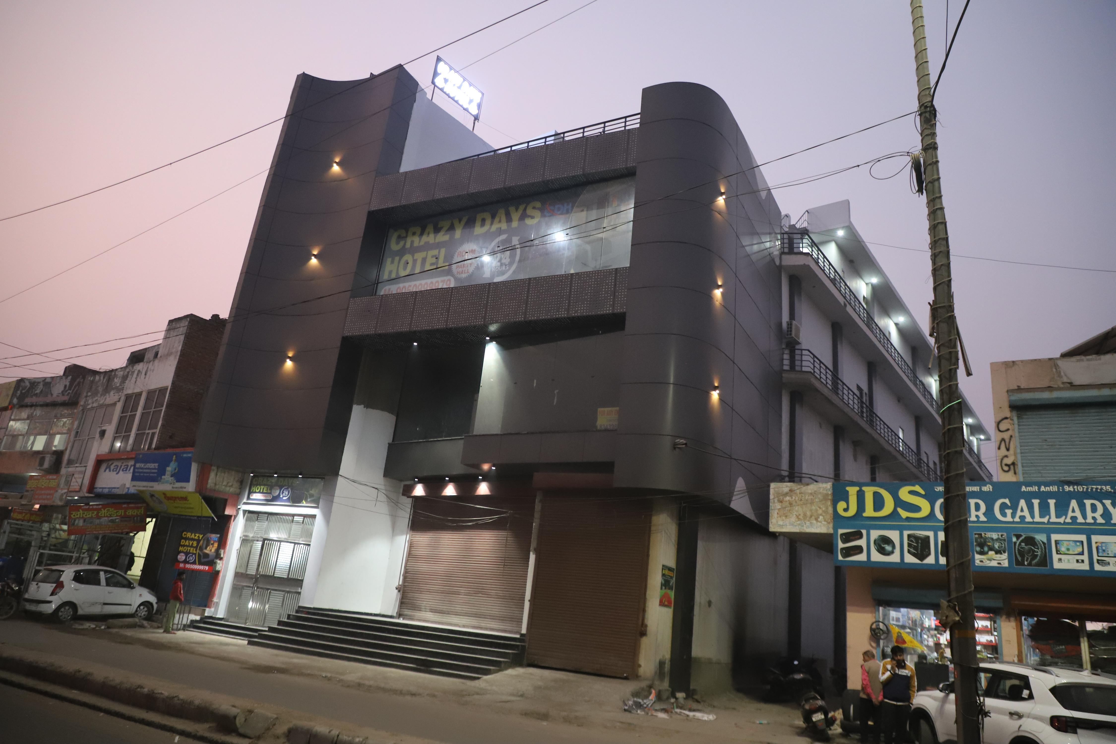 Hotel Crazy Days - Tap to explore photos