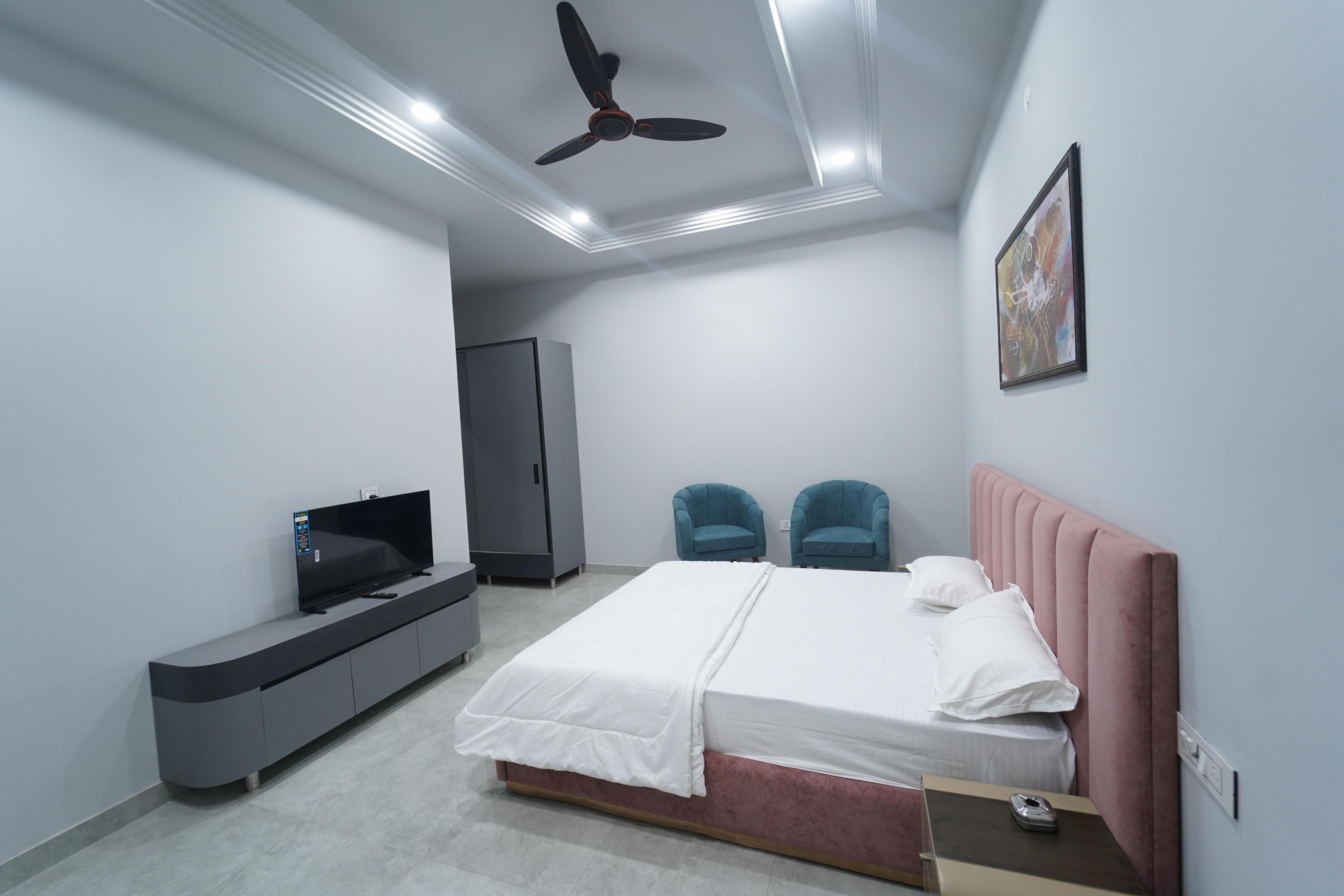 Hotel Crazy Days - Tap to explore photos