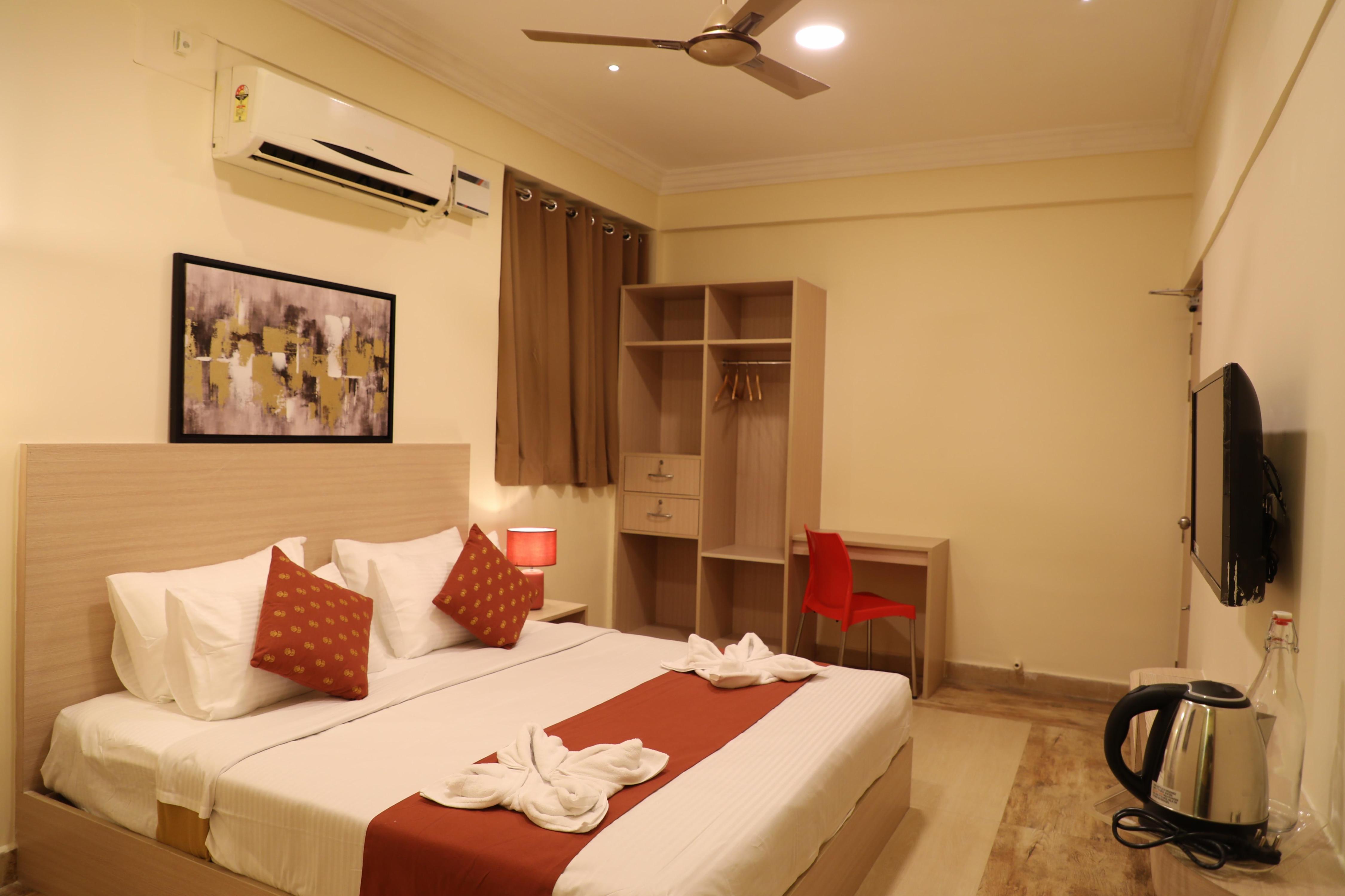 Hotel Green Parrot - Tap to explore photos