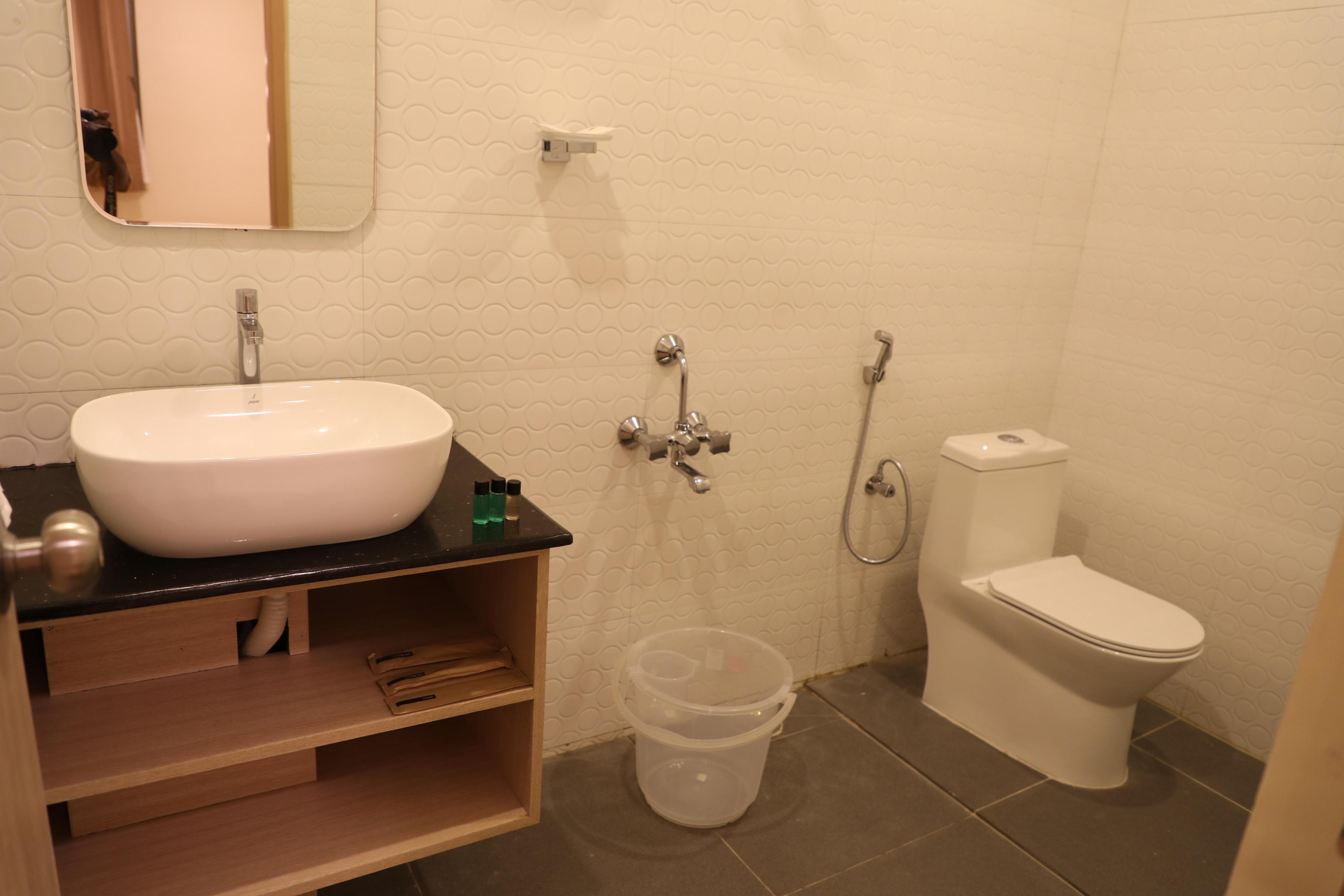 Hotel Green Parrot - Tap to explore photos