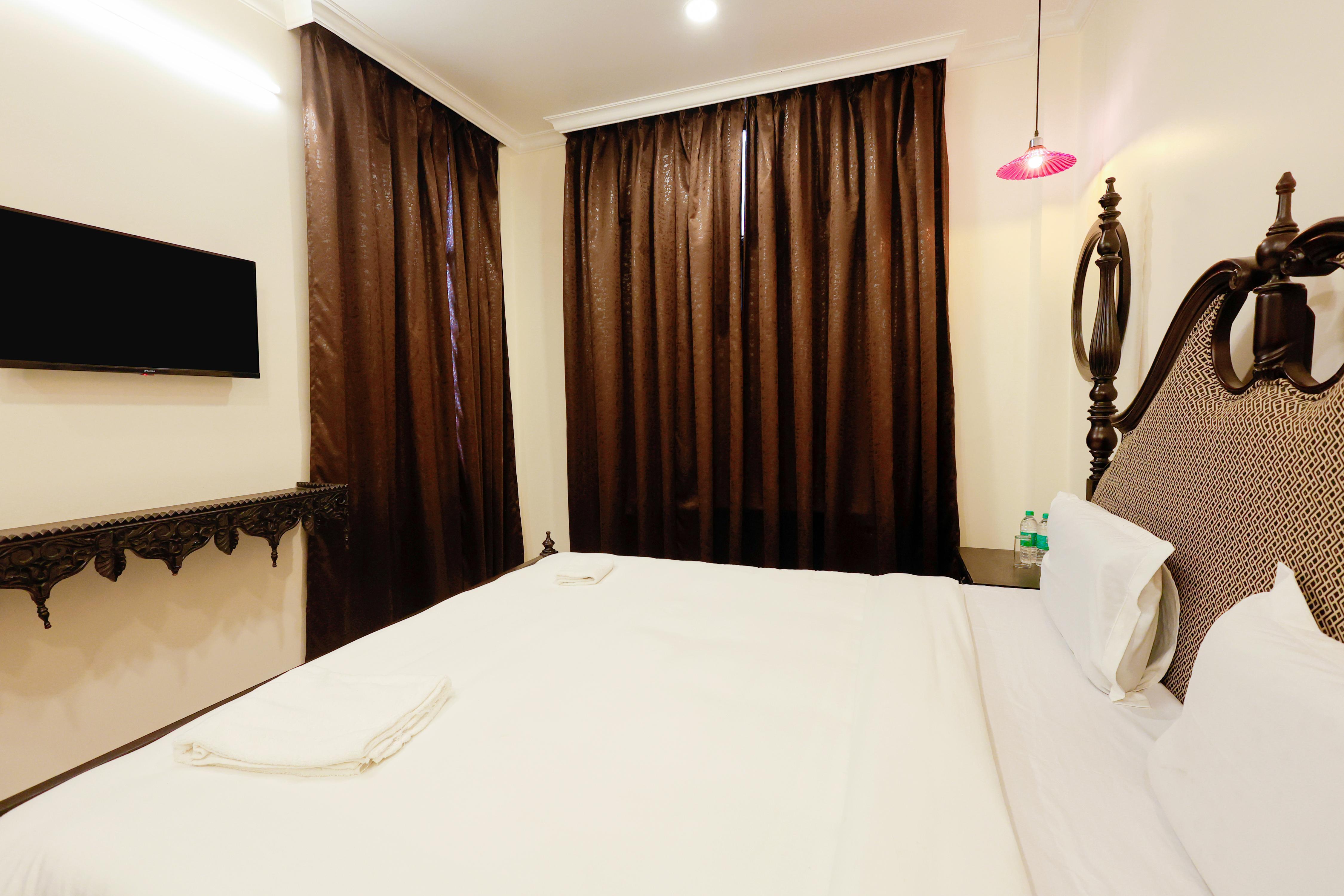 Hotel Shiv Ashray 1minutes walk to Kashi Vishwanath Temple - Tap to explore photos