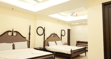 Hotel Shiv Ashray 1minutes walk to Kashi Vishwanath Temple Room Type - Family Room