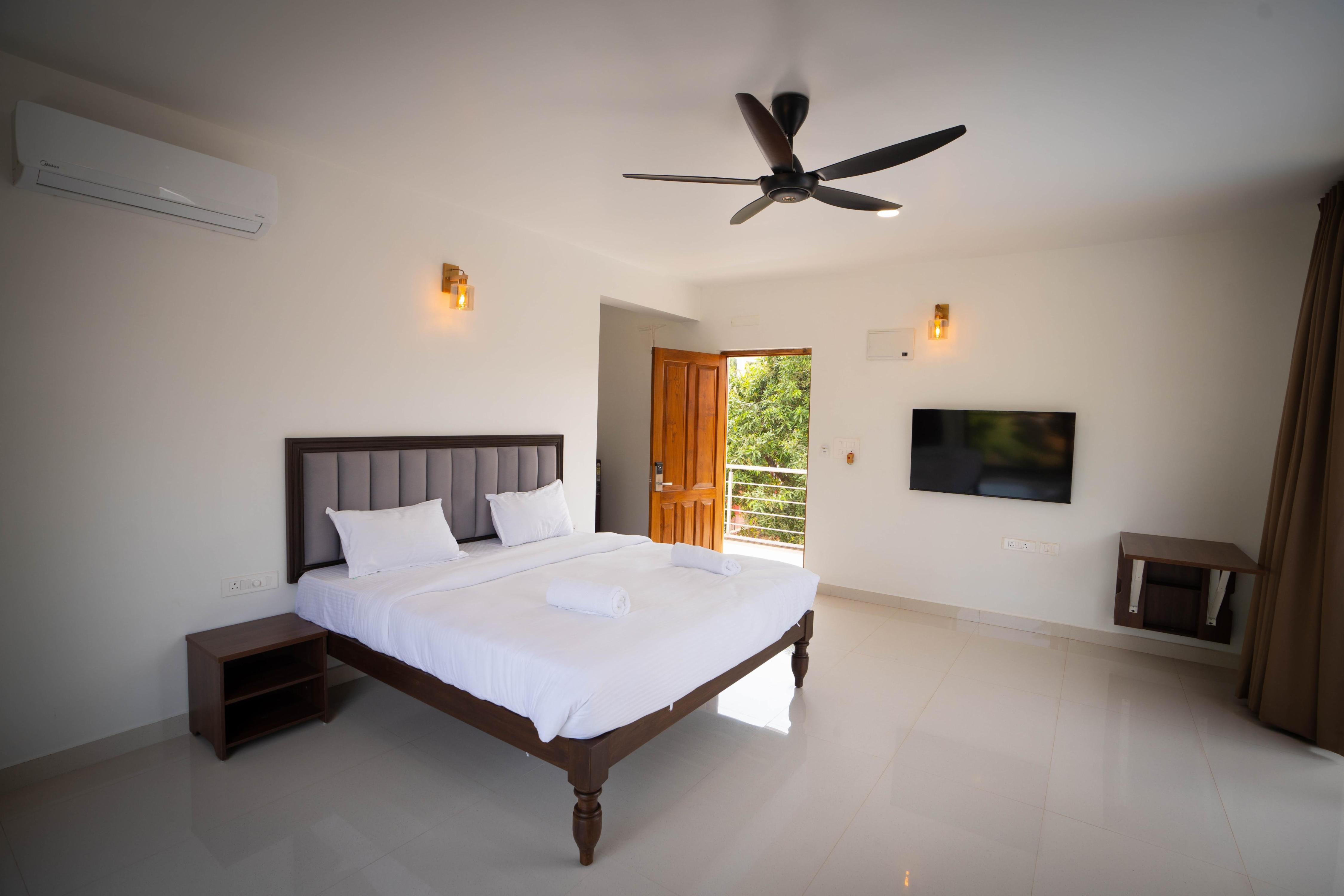 Mistral by the Sea Room Type - Deluxe room with partial sea view, 500m from the beach