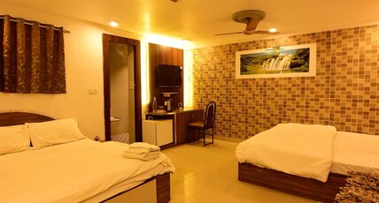 The Peach Tree Homestay Room Type - Family Four Bed AC Room