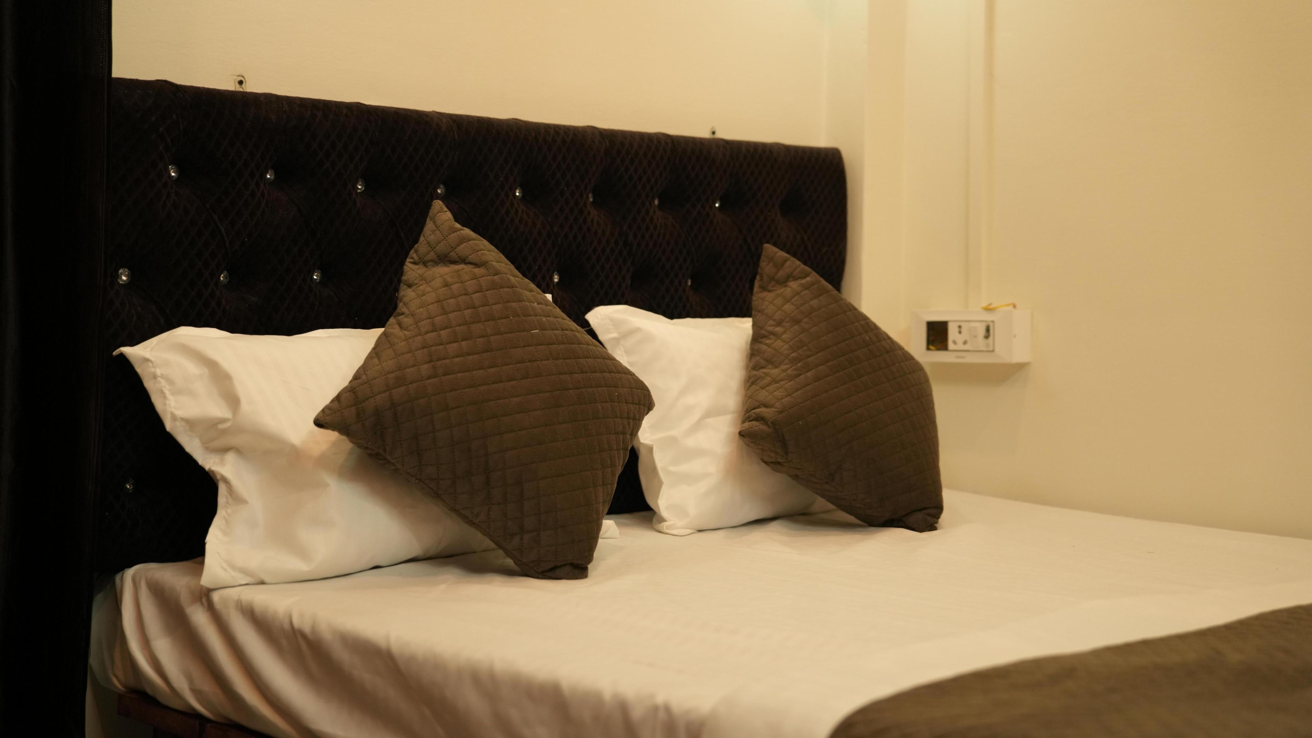 THE NAMAMI GANGE HOME STAY - Tap to explore photos