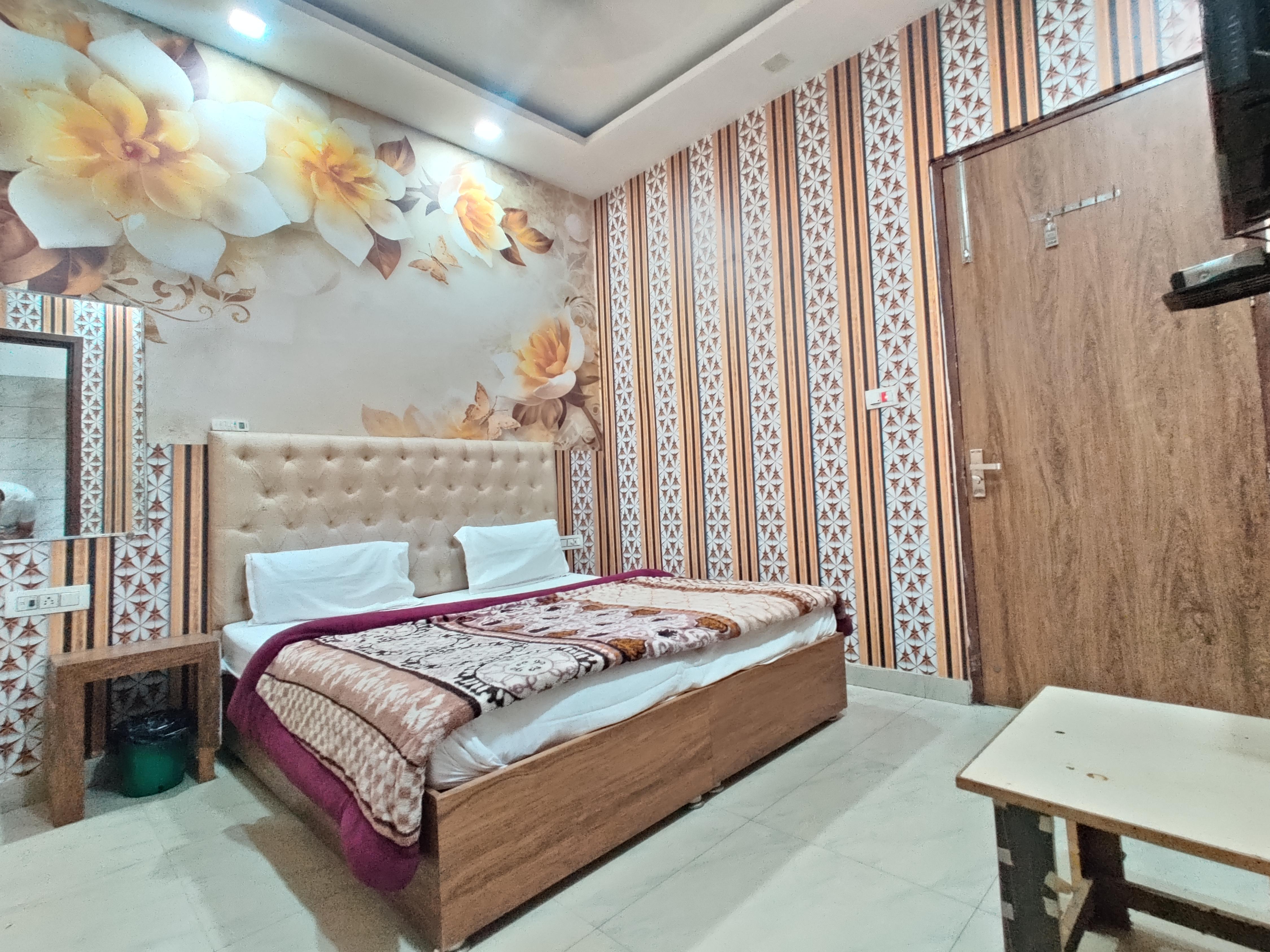 MAKKAR HOTEL Room Type - Deluxe Room