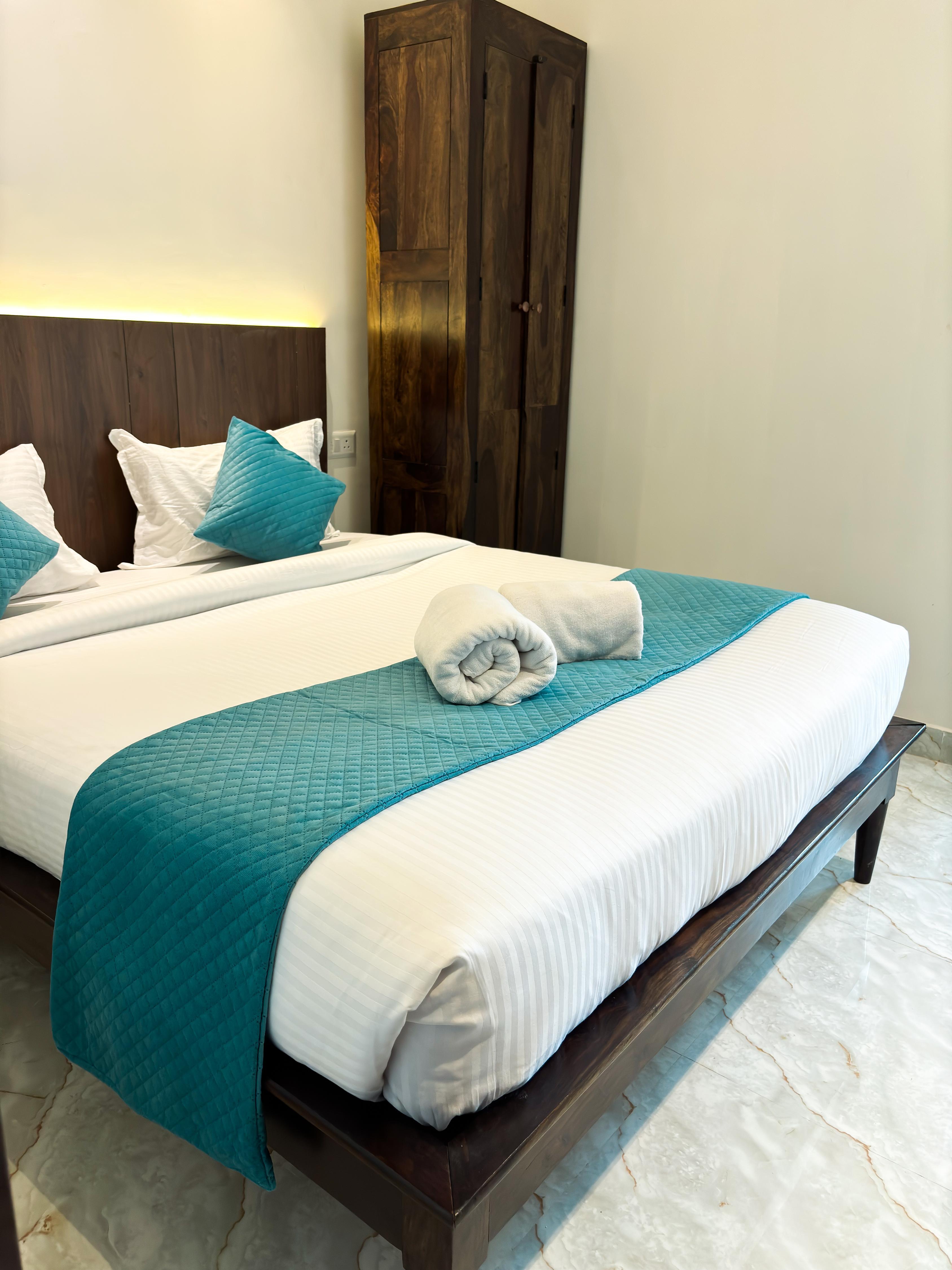 Hotel Emerald - Tap to explore photos