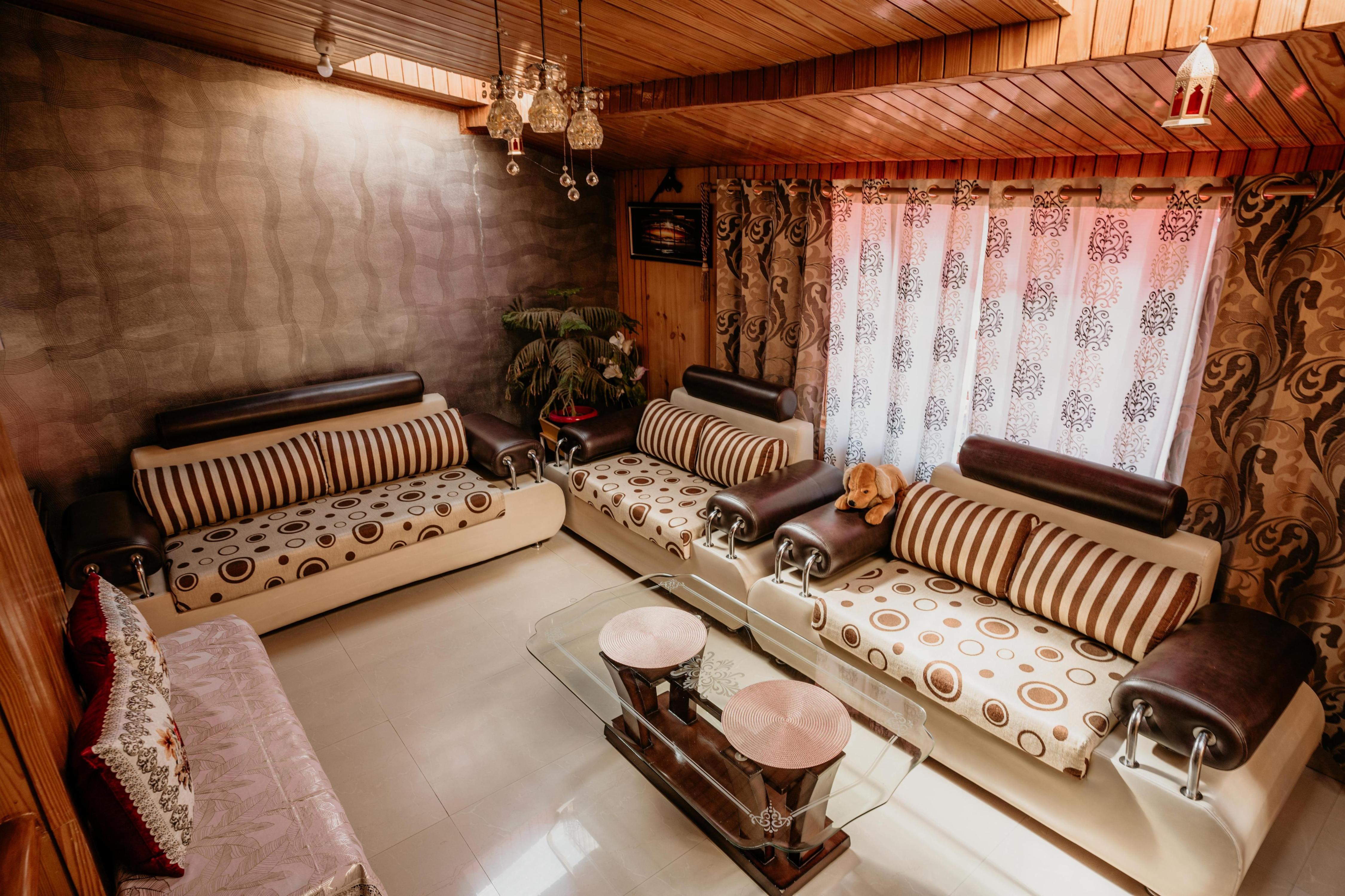 Snowpeaks Luxury Homestay by Dhawans - Tap to explore photos