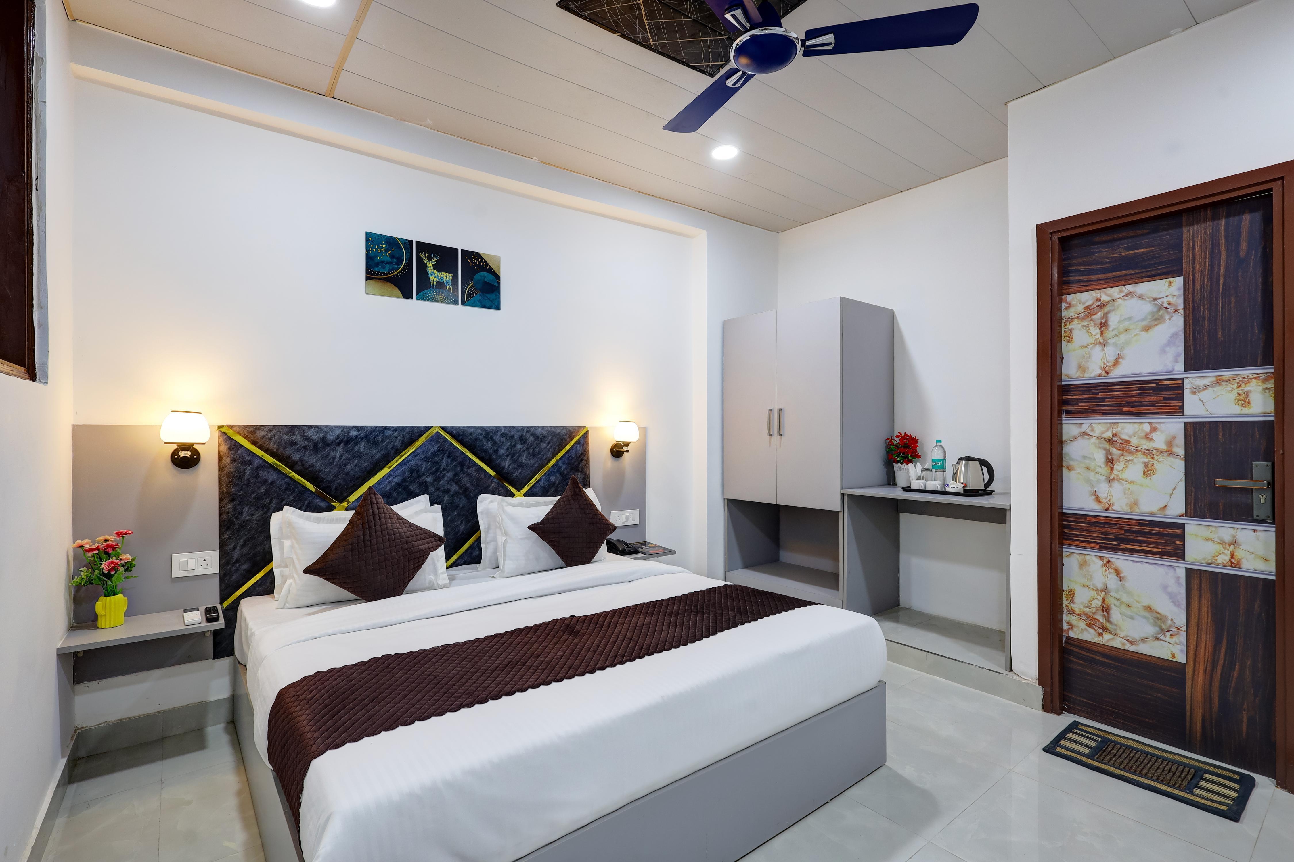 Hotel Warm Welcome Inn 26 - Near Sector 18 Metro Noida - Tap to explore photos
