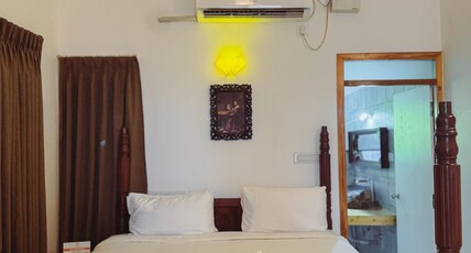 Bel Abri Colonial Living Room Type - King Room