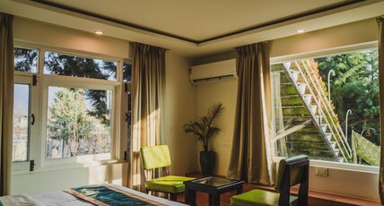 Dojee's - The Floral Boutique Stay by Dal Lake Room Type - Deluxe Room