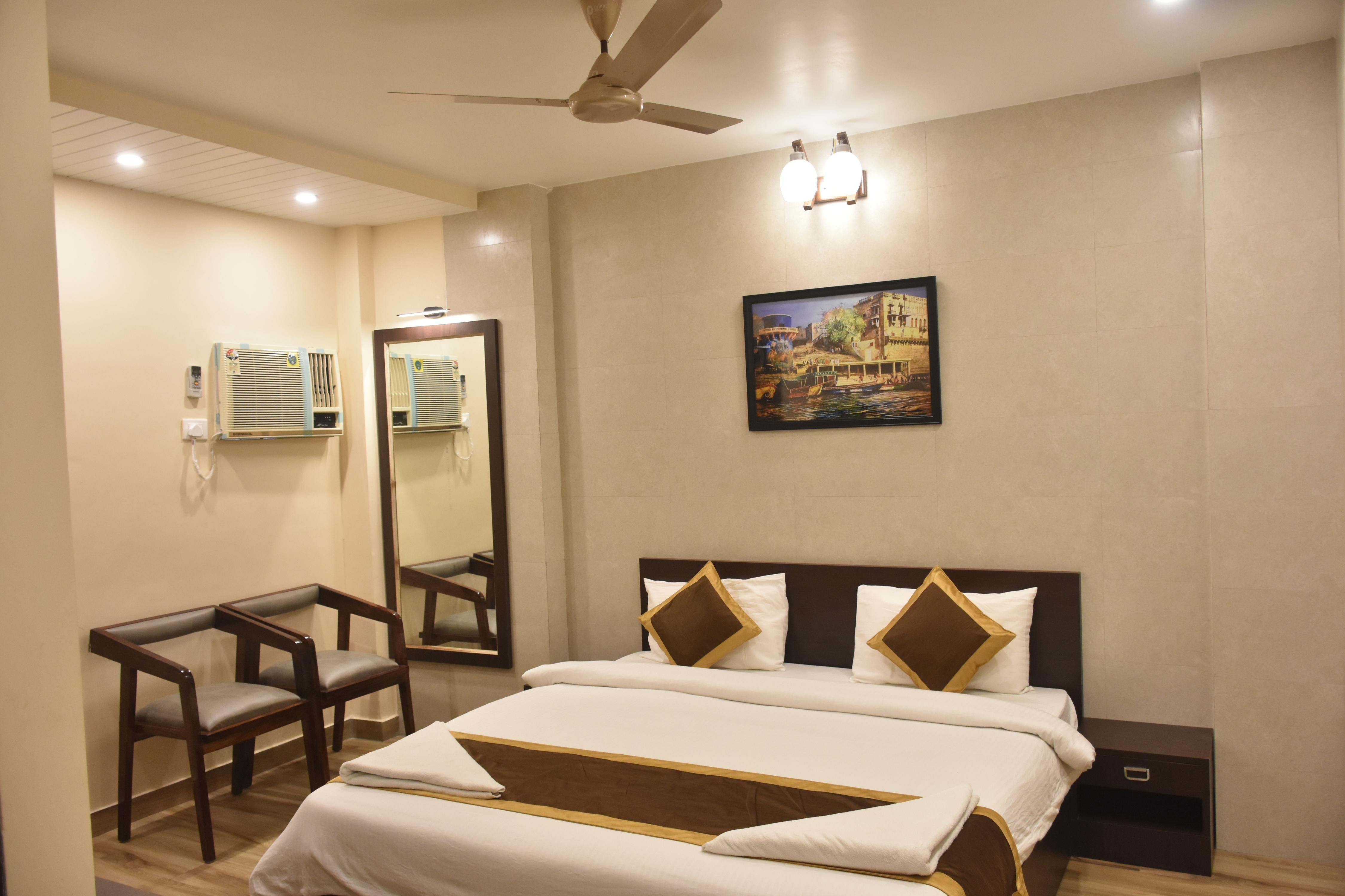 Puri Inn | 5 Min from Kashi Vishwanath - Tap to explore photos