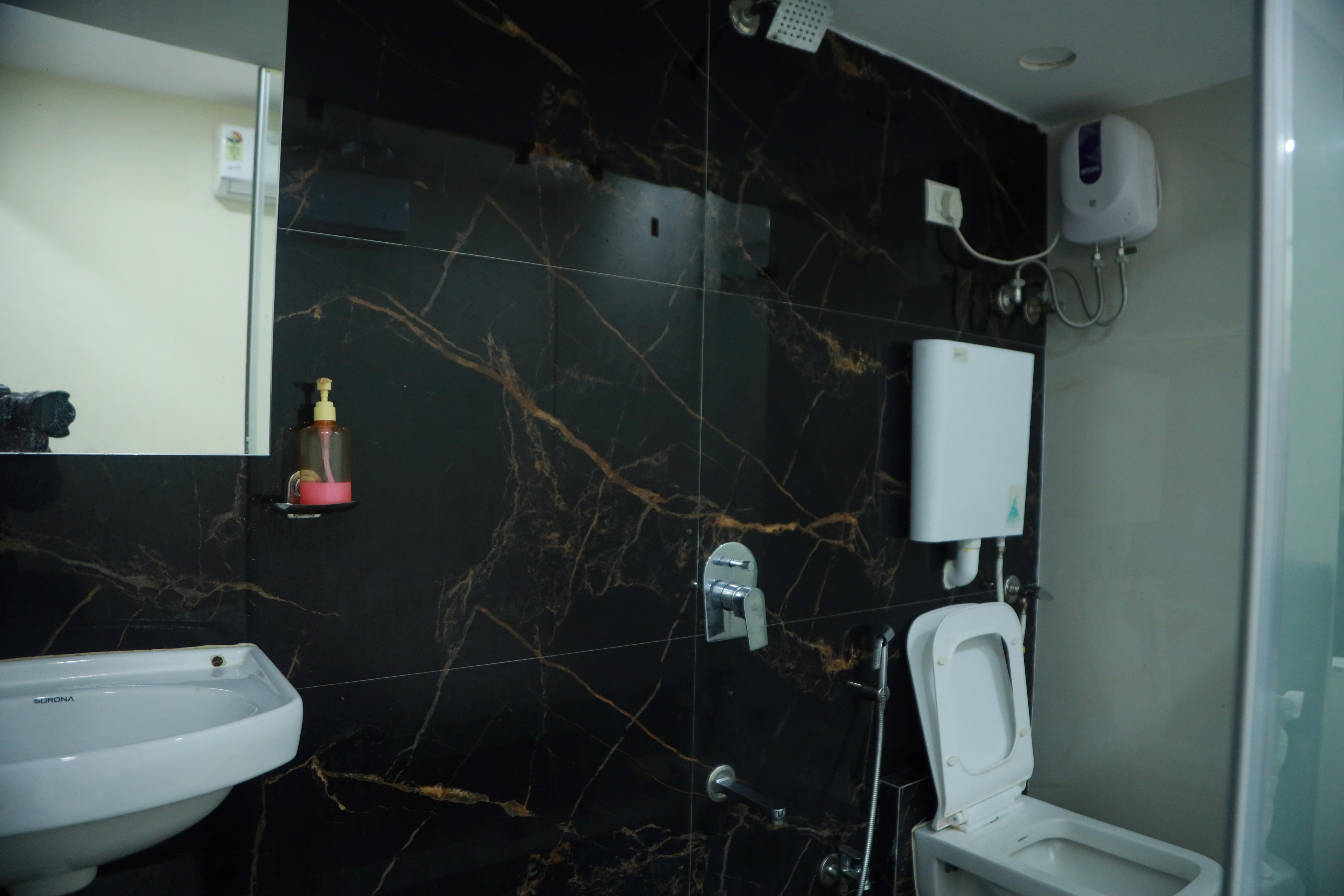 HOTEL LEXUS.5 - Tap to explore photos