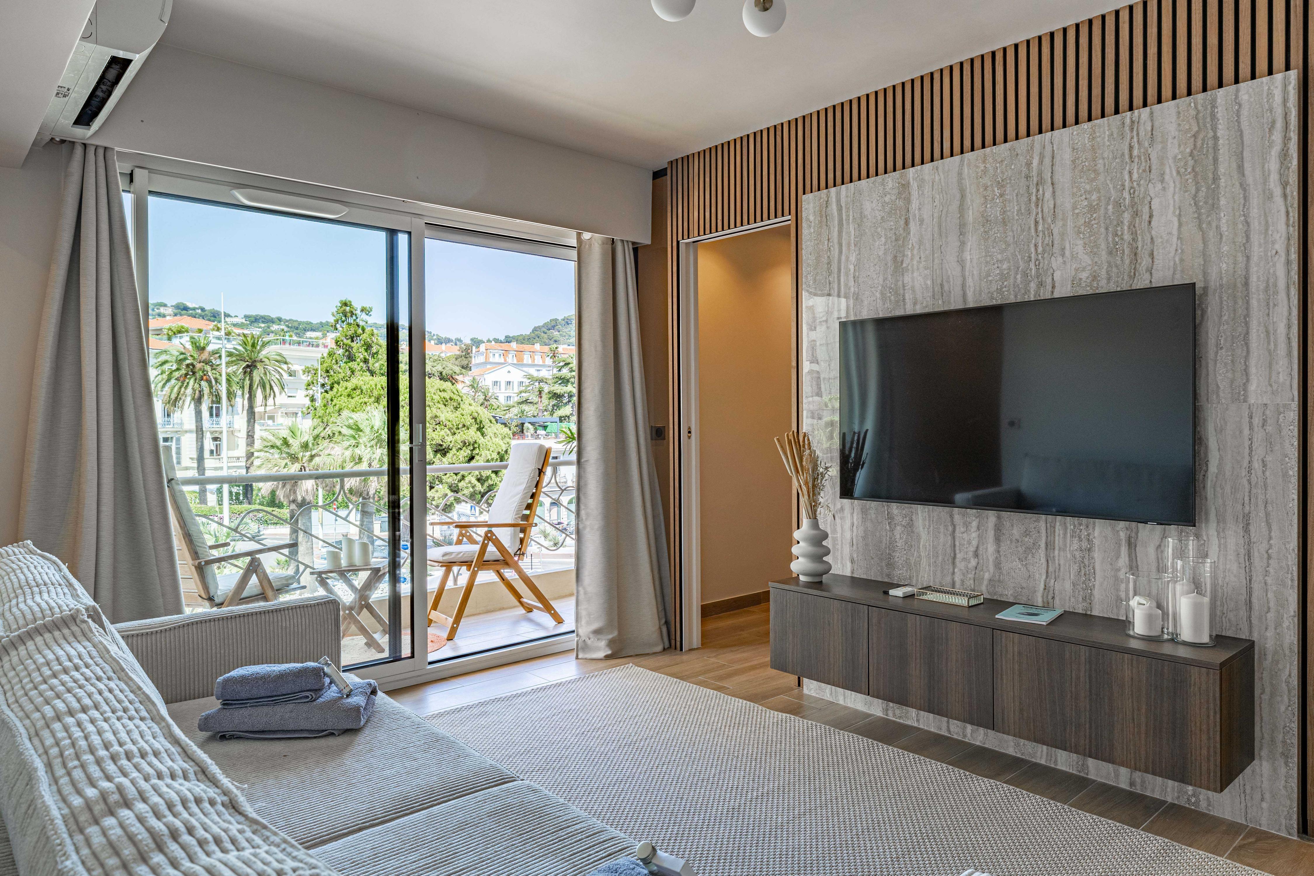 Beautiful renovated flat - close to Martinez Hotel - Tap to explore photos