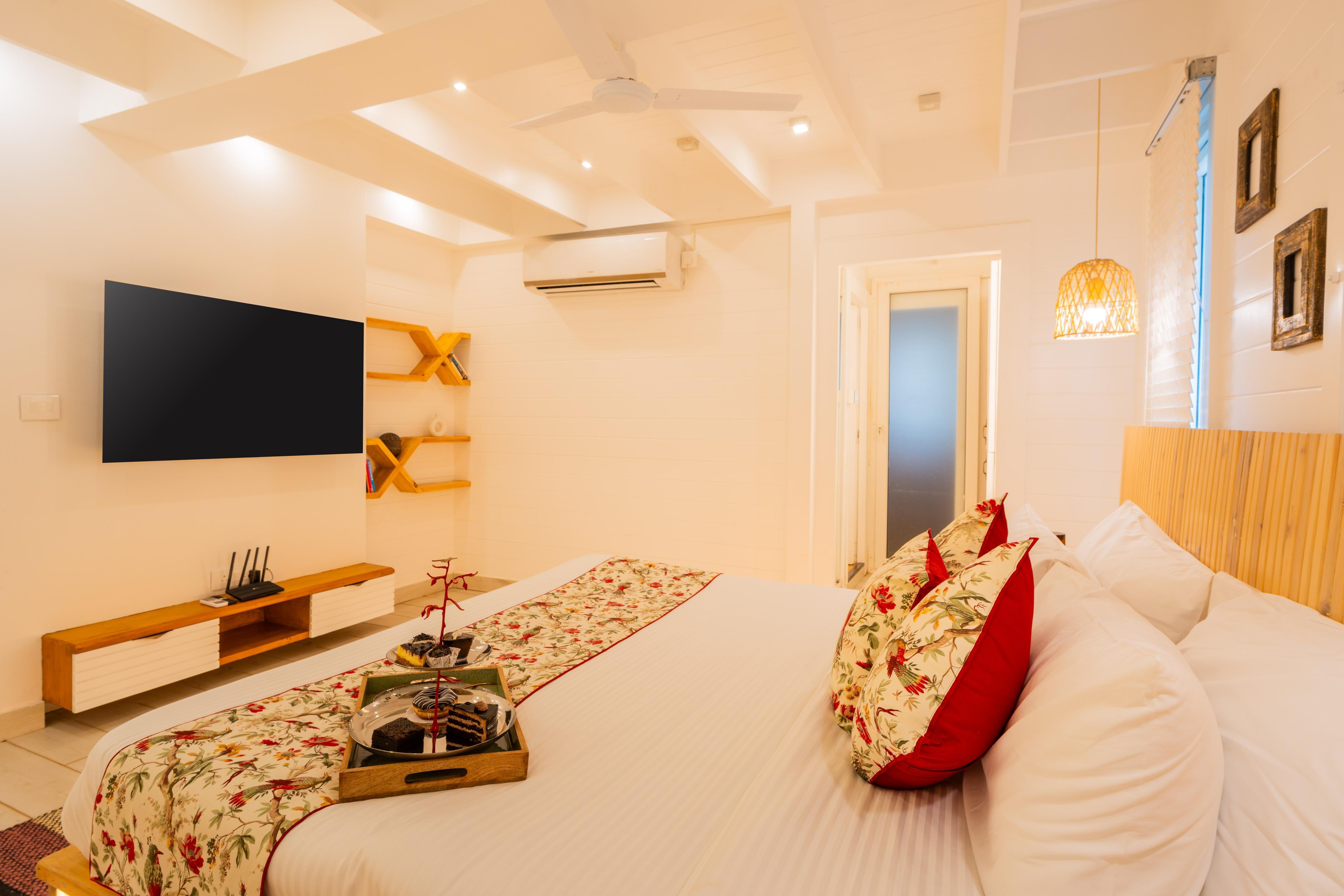 Beachfront 3 BHK Retreat with Gazebo |10m from Ashwem Beach - Tap to explore photos