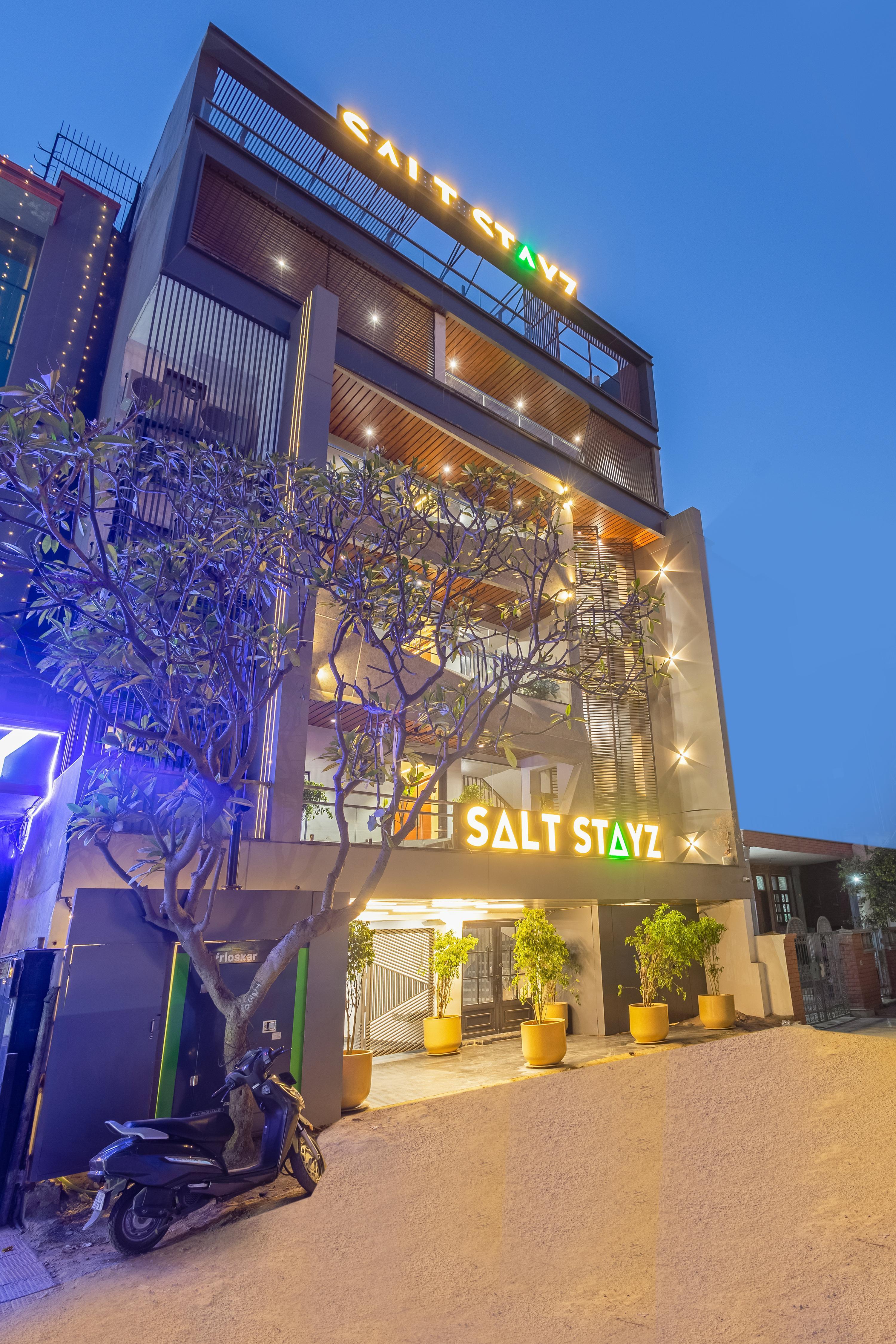 Saltstayz Premier - Paschim Vihar - Tap to explore photos