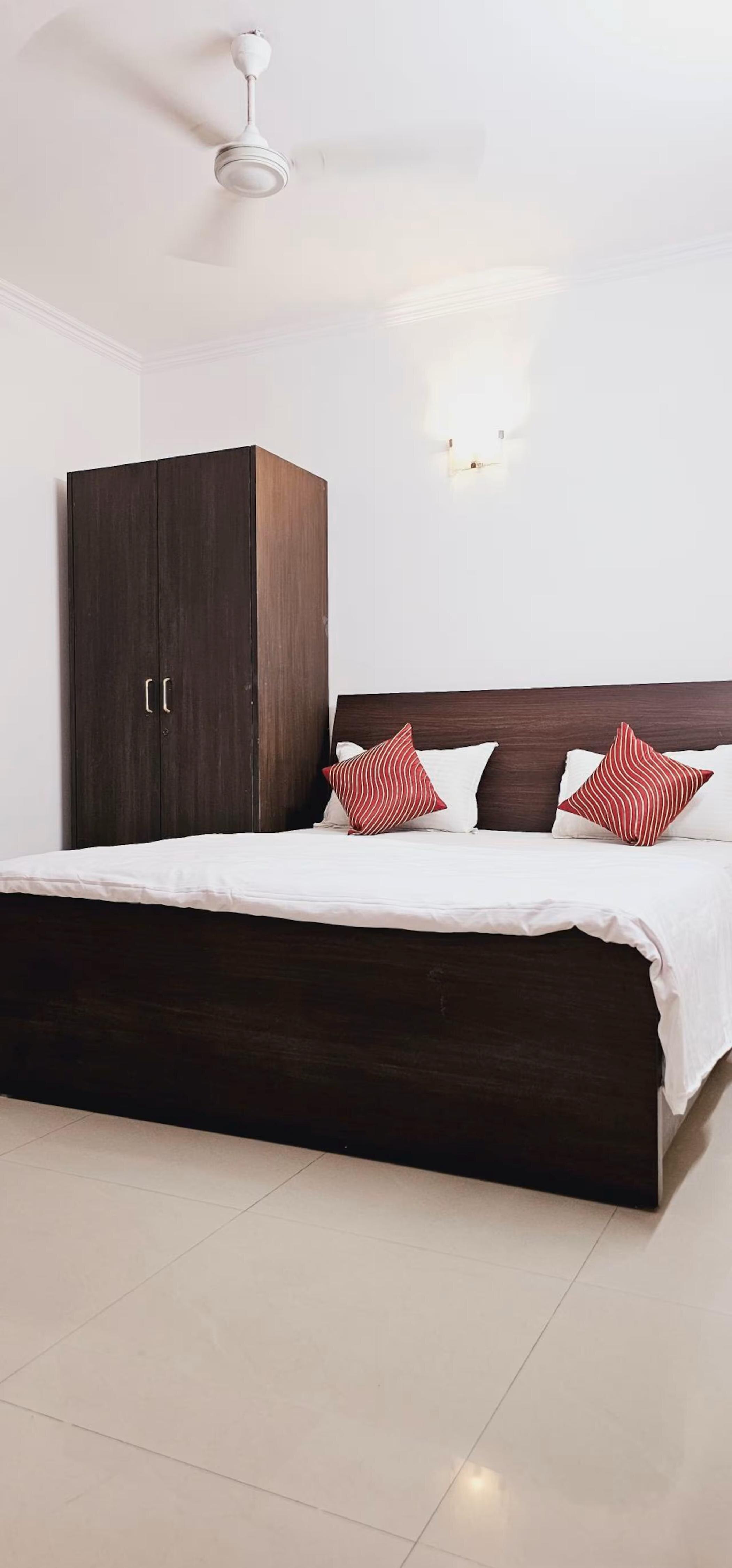 Hostmystay-2bhk with Terrace GK1 - Tap to explore photos