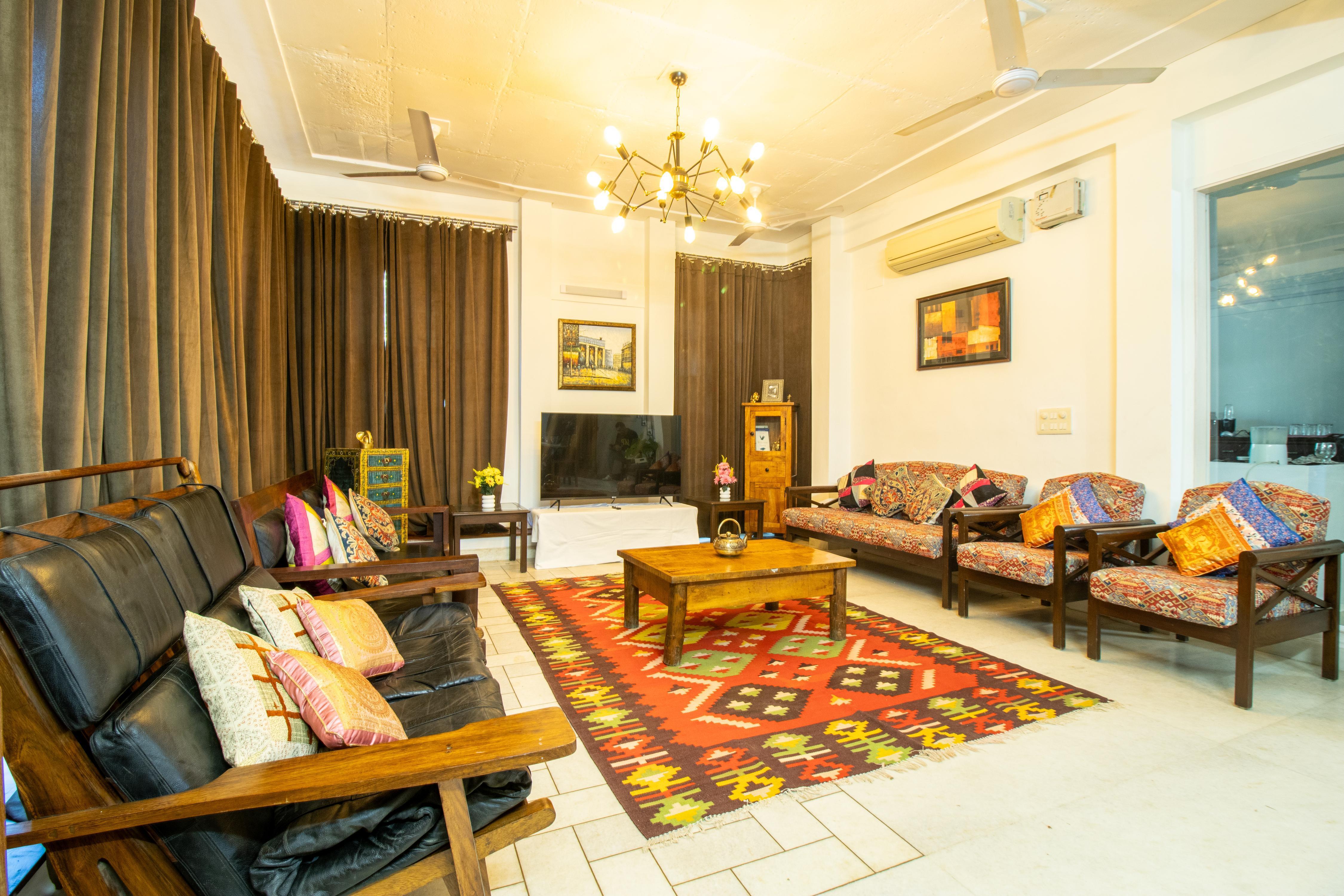 Opulent Antique 6BR Independent Villa in Gurugram - Tap to explore photos