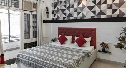 Brij Stays - Next to Isckon & Prem Mandir Room Type - Life in black & white - Kunj-II