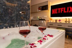 Jacuzzi & Big Screen By Buddies Home