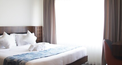 Hunkal Stays Room Type - Luxury Room With Queen bed