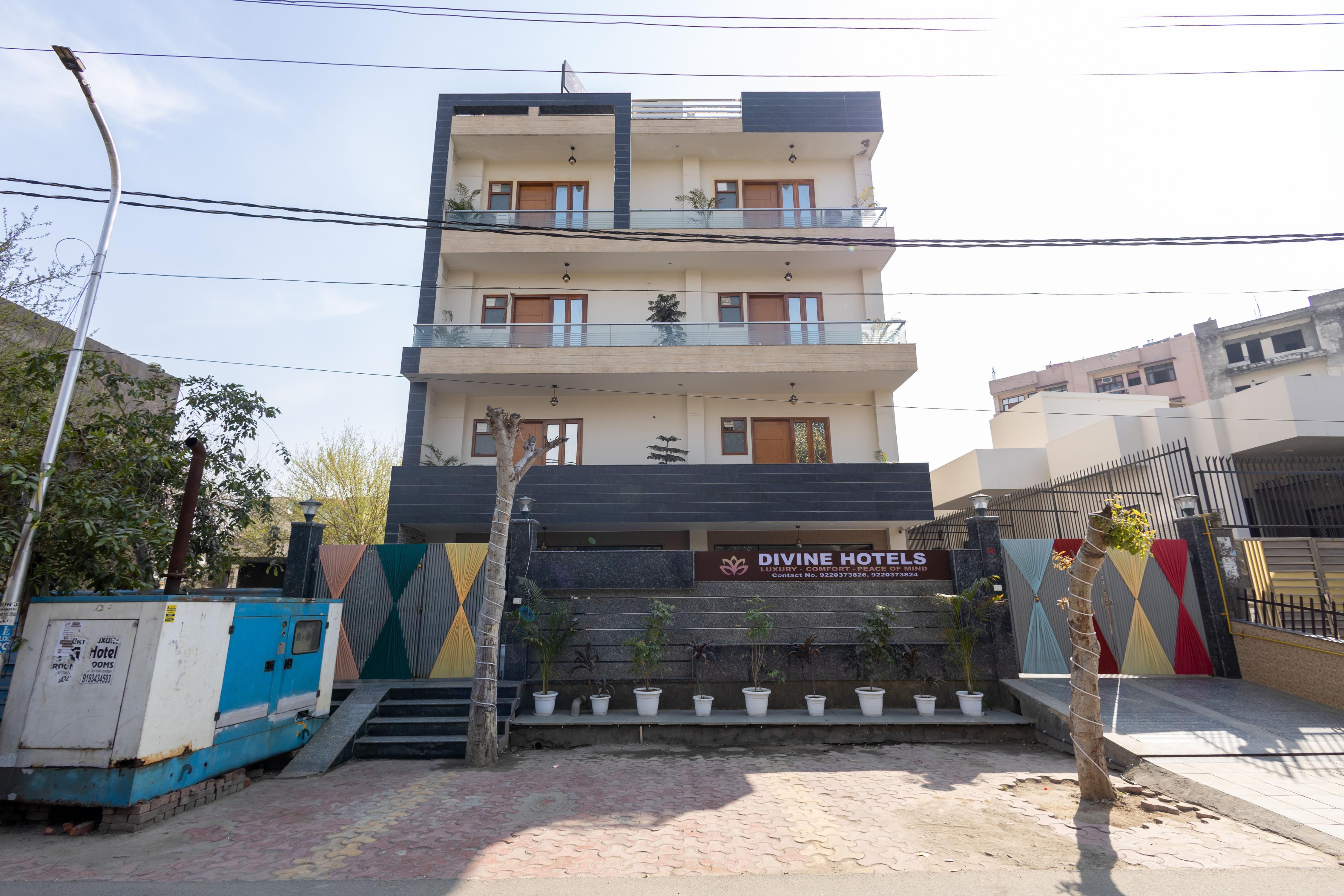 DIVINE HOTELS & BANQUETS