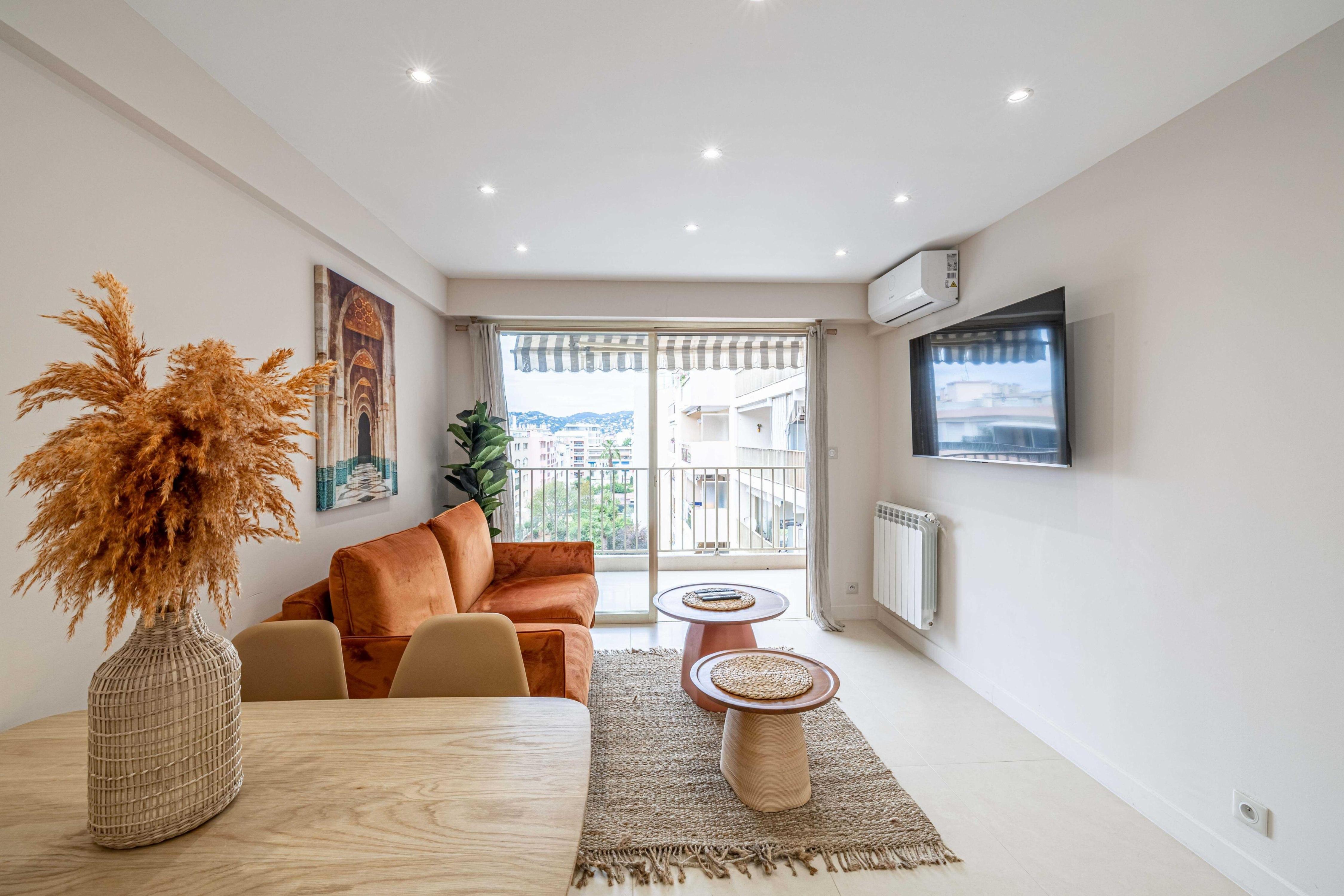 Renovated flat 250m from the beach - Town centre - - Tap to explore photos