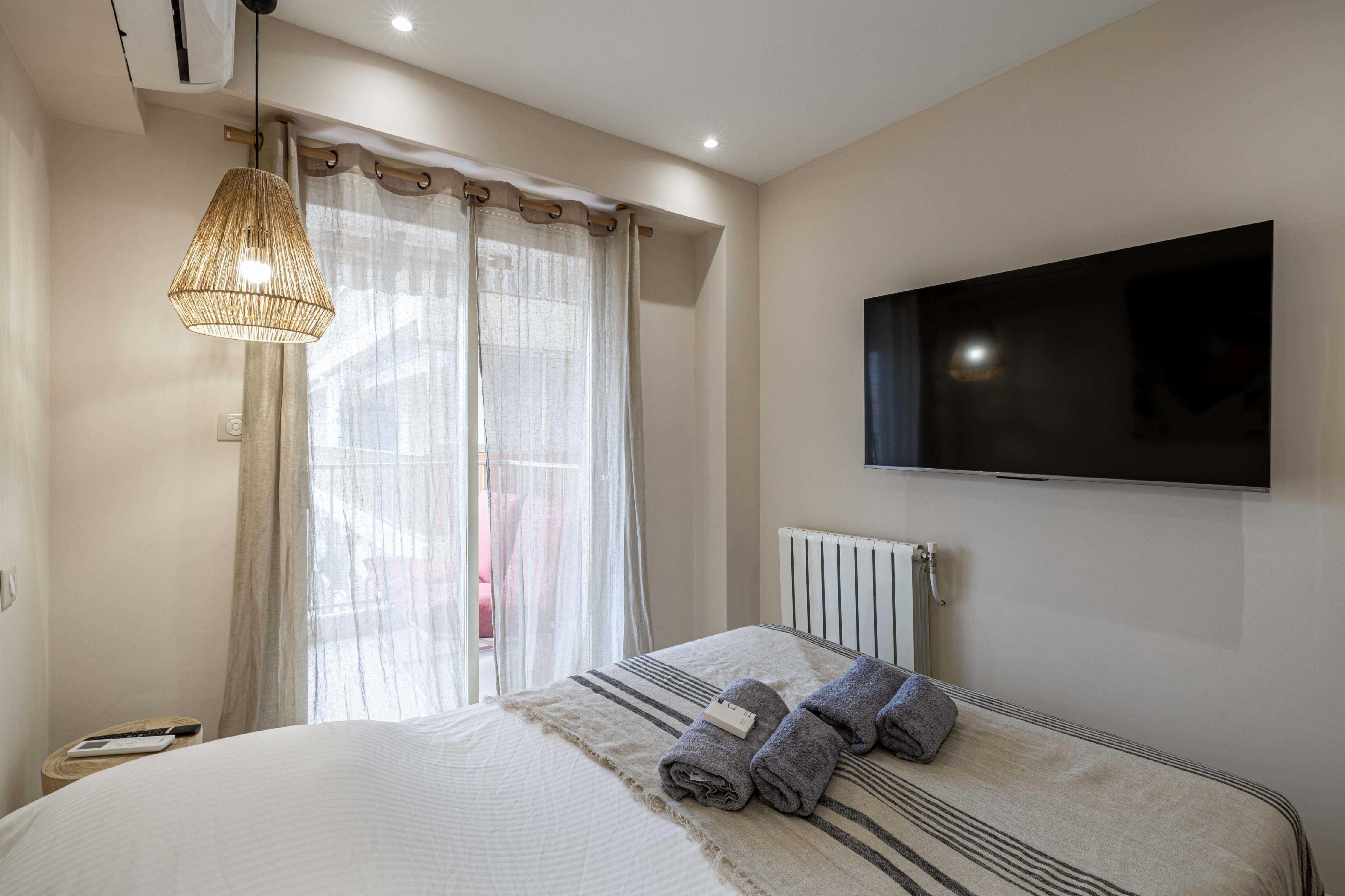Renovated flat 250m from the beach - Town centre - - Tap to explore photos
