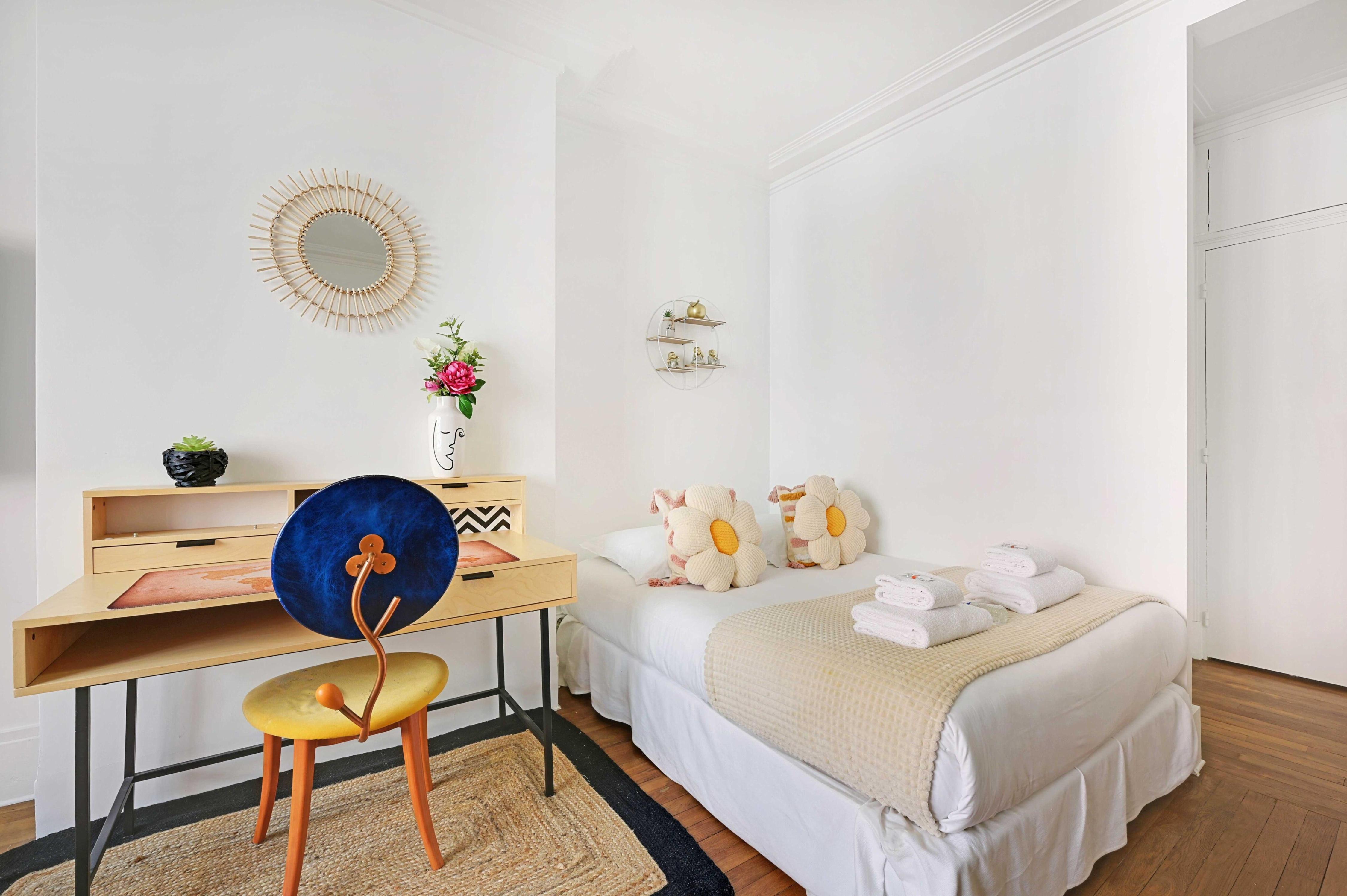 Charming apartment -4P- Arc de Triomphe - Tap to explore photos