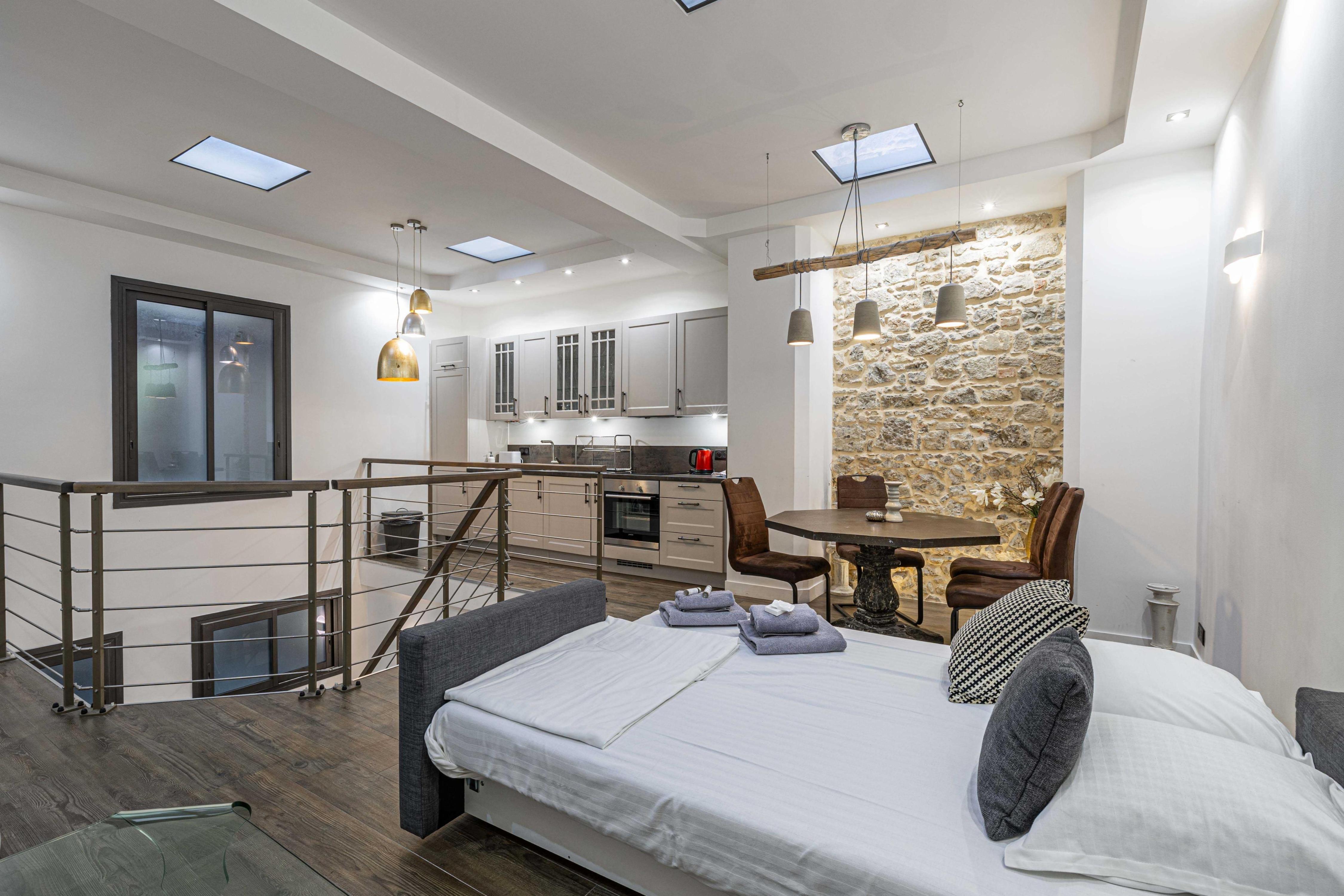Sublime Loft 2BR/6p - Cannes Hyper Center - Tap to explore photos
