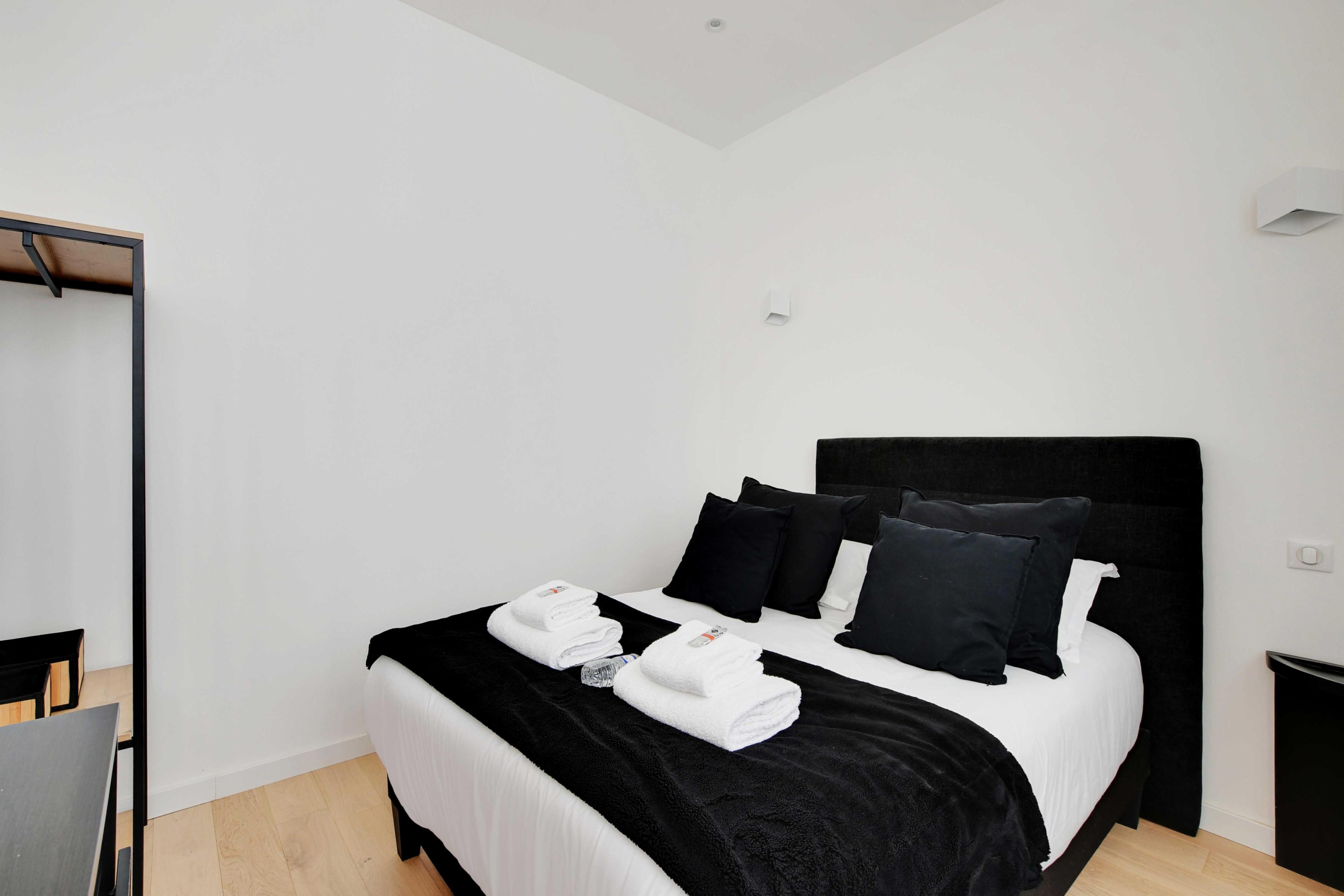 Authentique Apartment - 1BR- 2P- Voltaire - Tap to explore photos