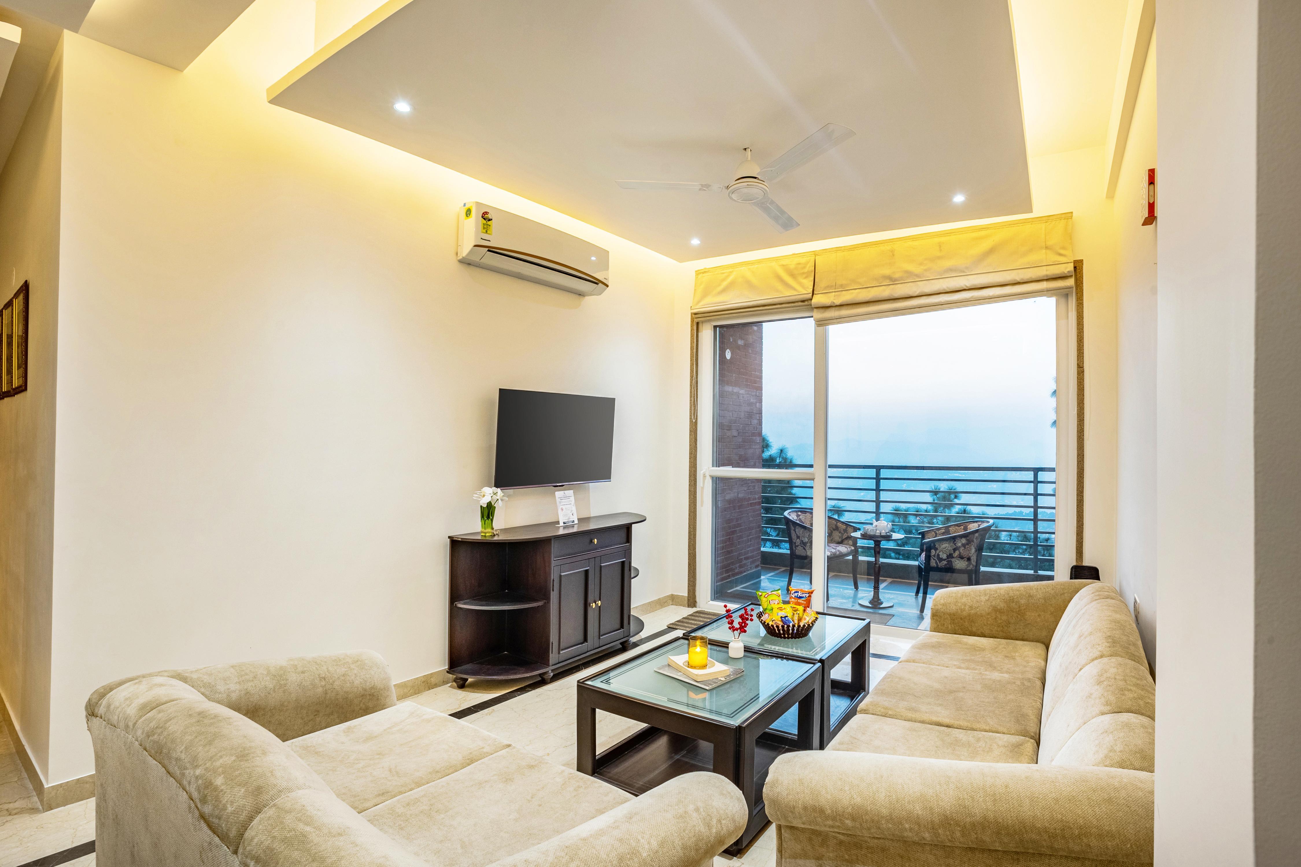 Cosy 2 BHK Apt With a Lift & Scenic Views - Tap to explore photos