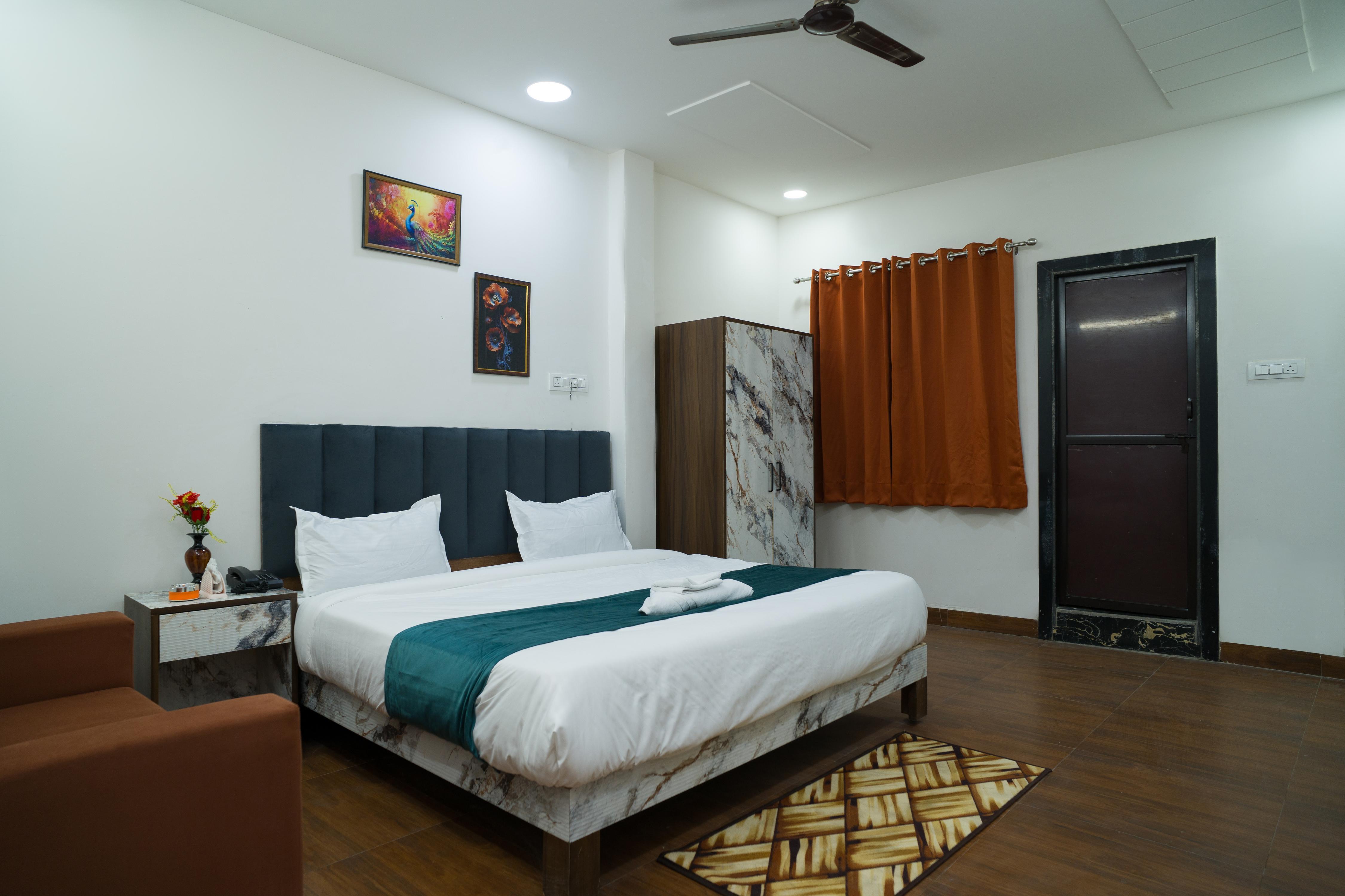 Hotel Shree Narayan - Tap to explore photos
