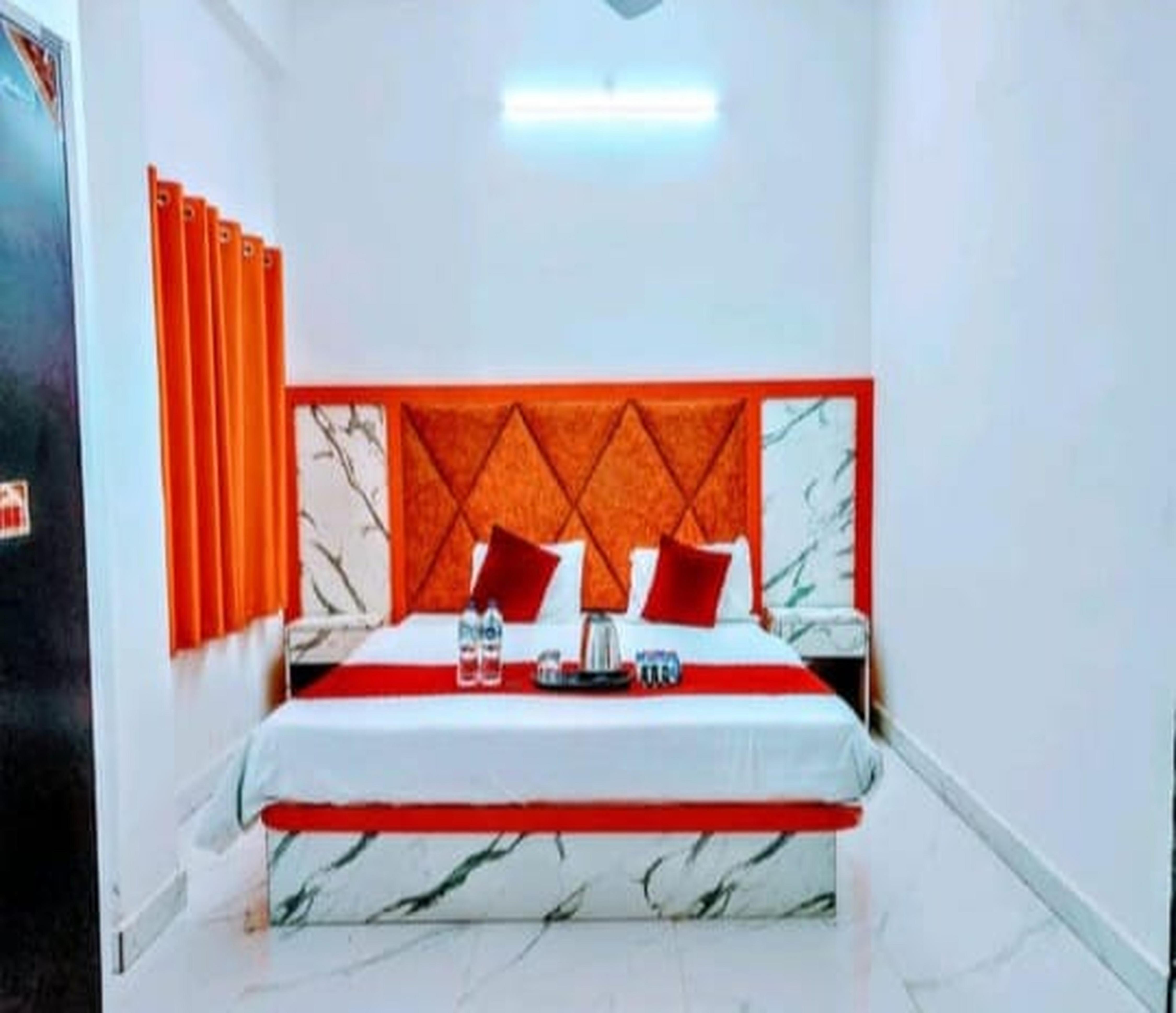 Ashram - Shri Ram Harshnam Ayodhya - Tap to explore photos