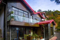 Alaya Stays Kasauli Woods Cottage 3 BHK Retreat with Outdoor Lounge & Balcony