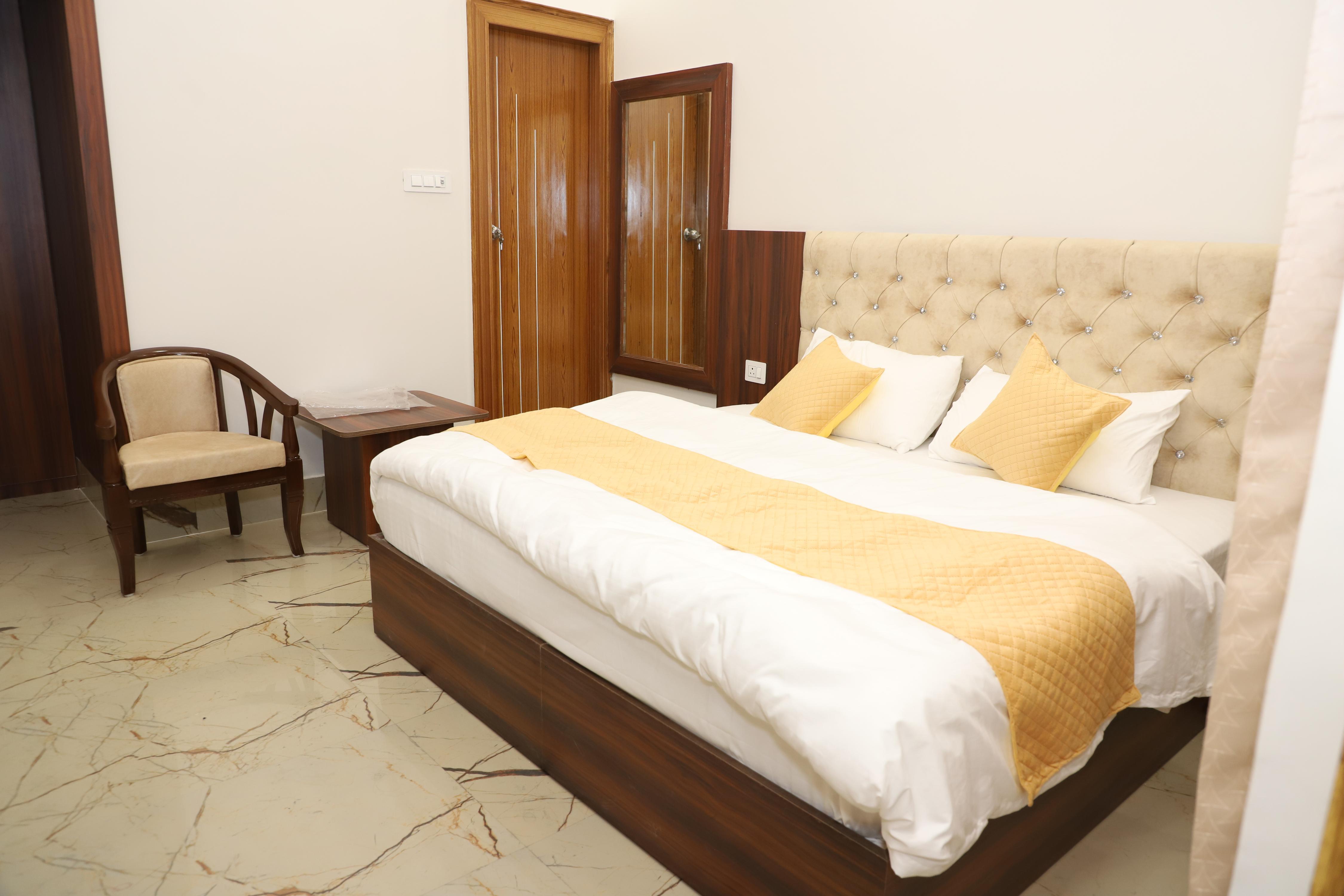 Hotel Harry - Tap to explore photos