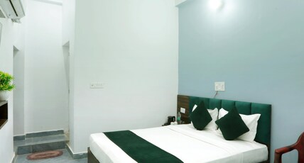 Viraj Guest House Room Type - Deluxe Room with window