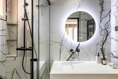 Beautiful Haussmannian apartment - South Balcony