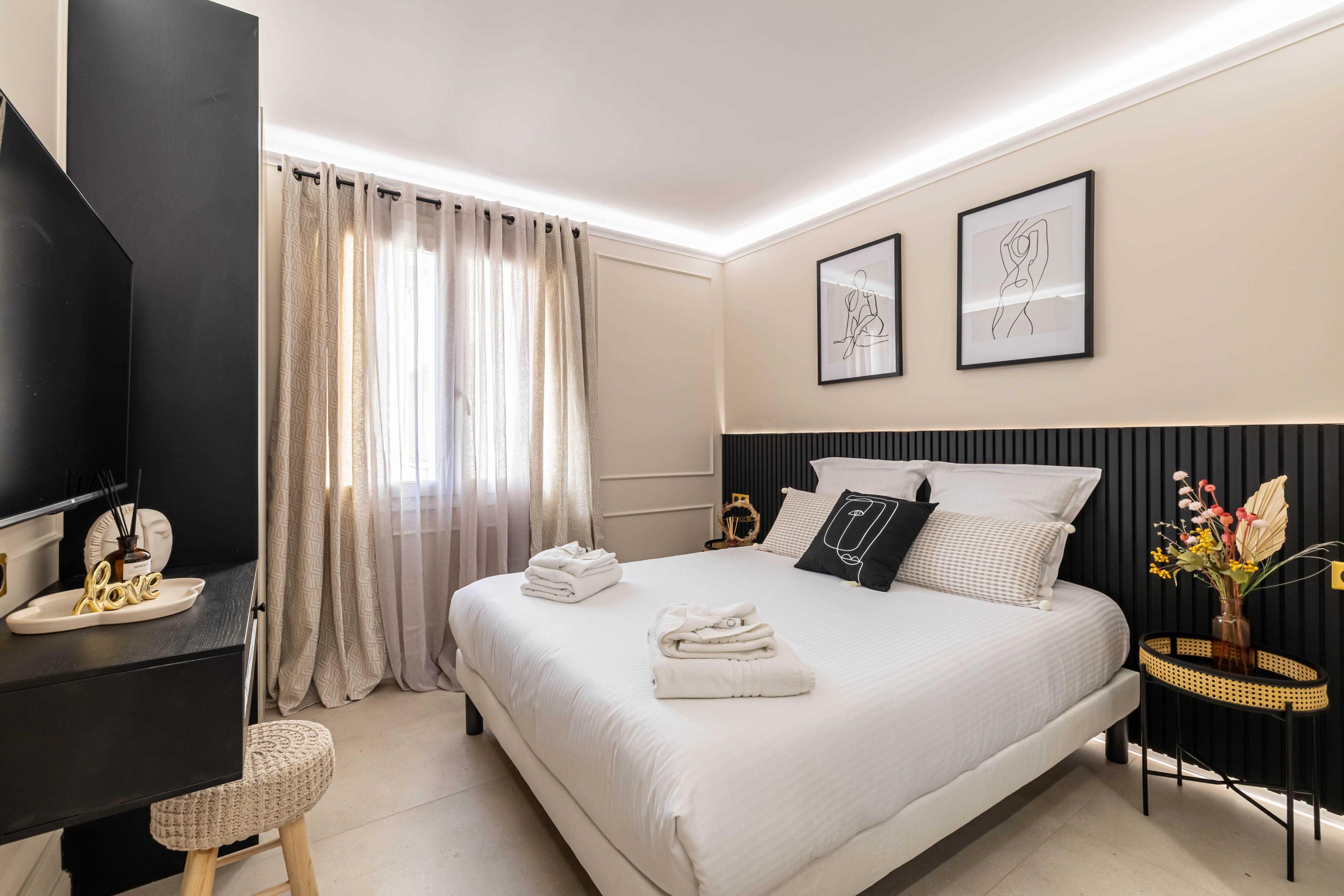 Beautiful Haussmannian apartment - South Balcony - Tap to explore photos