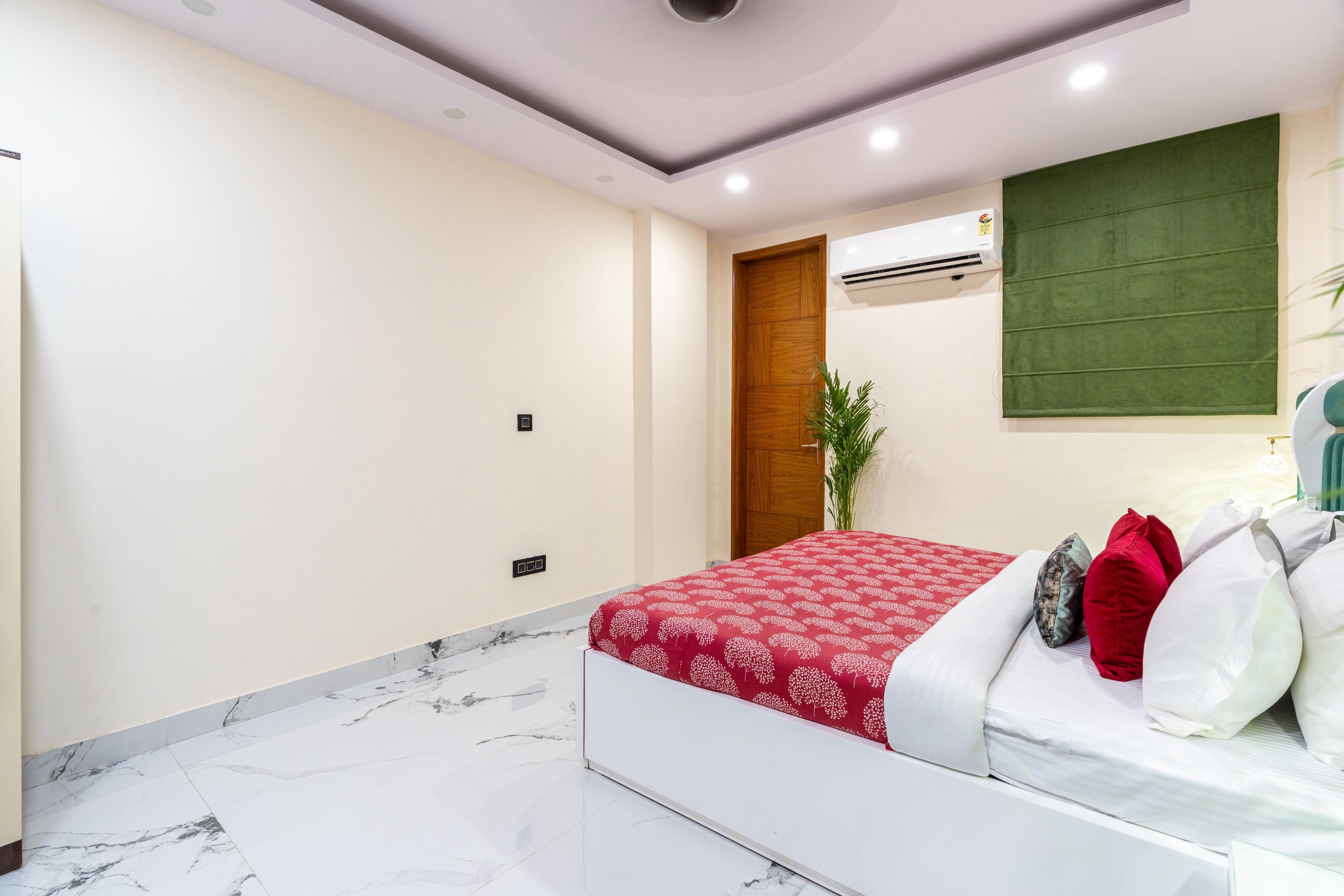 Homlee-Classic 4BHK Flat Central DEL-Lift-Parking - Tap to explore photos