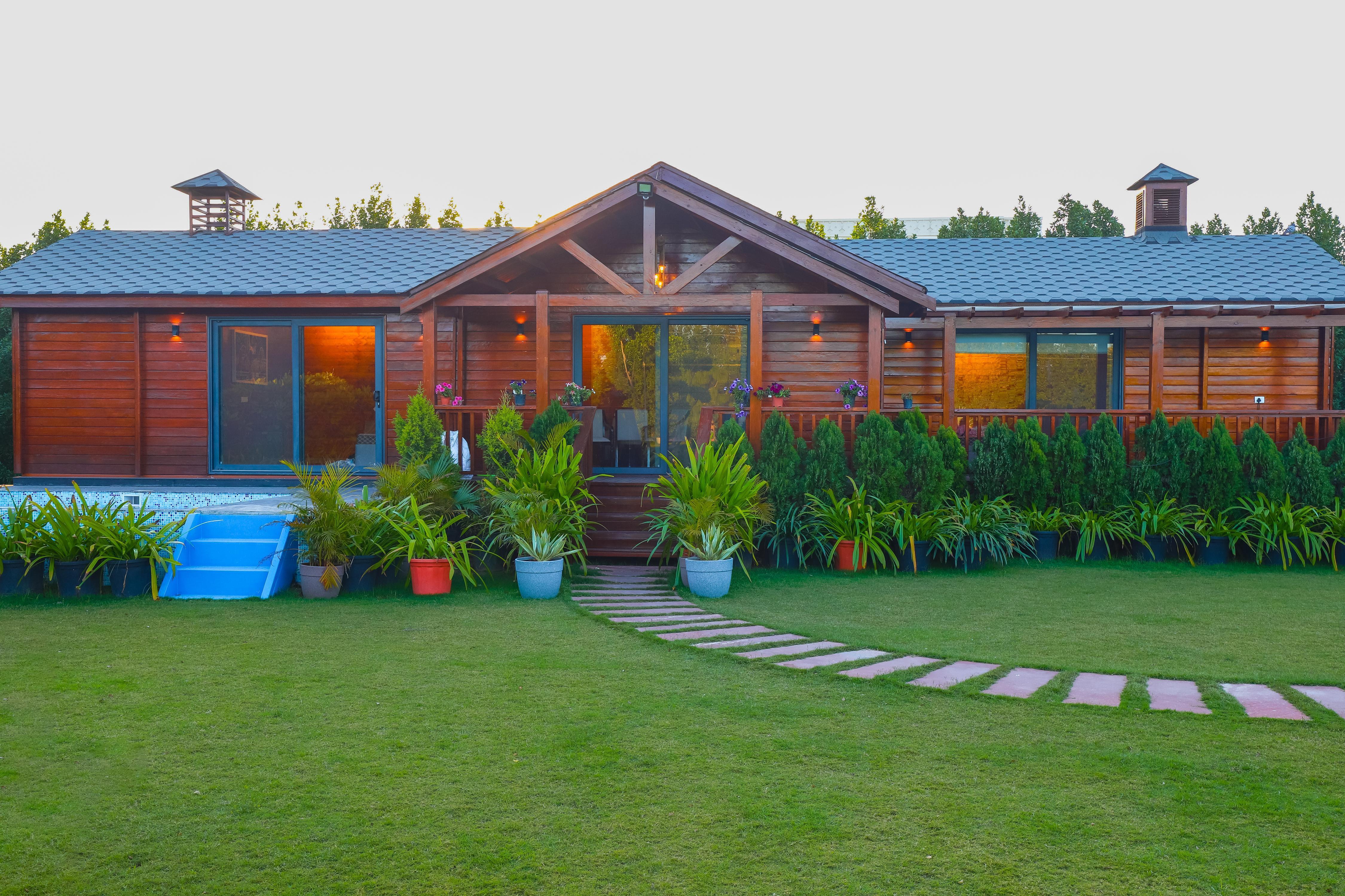 ELIVAAS Riveira Hills | 3BHK Wooden Cottage with Lush Garden & Pvt Pool 