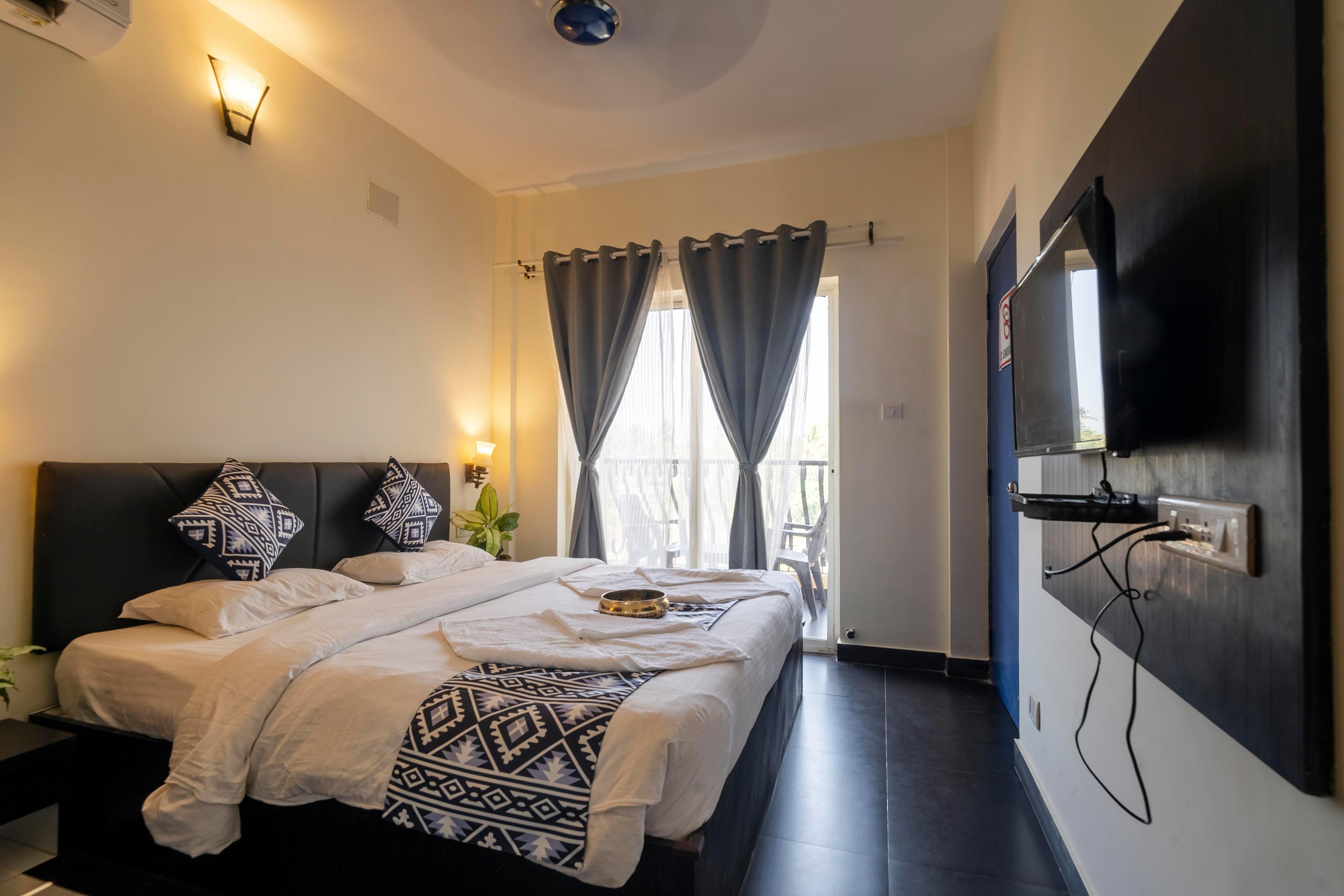 Riverbank Inn Luxury Rooms in Morjim - Tap to explore photos