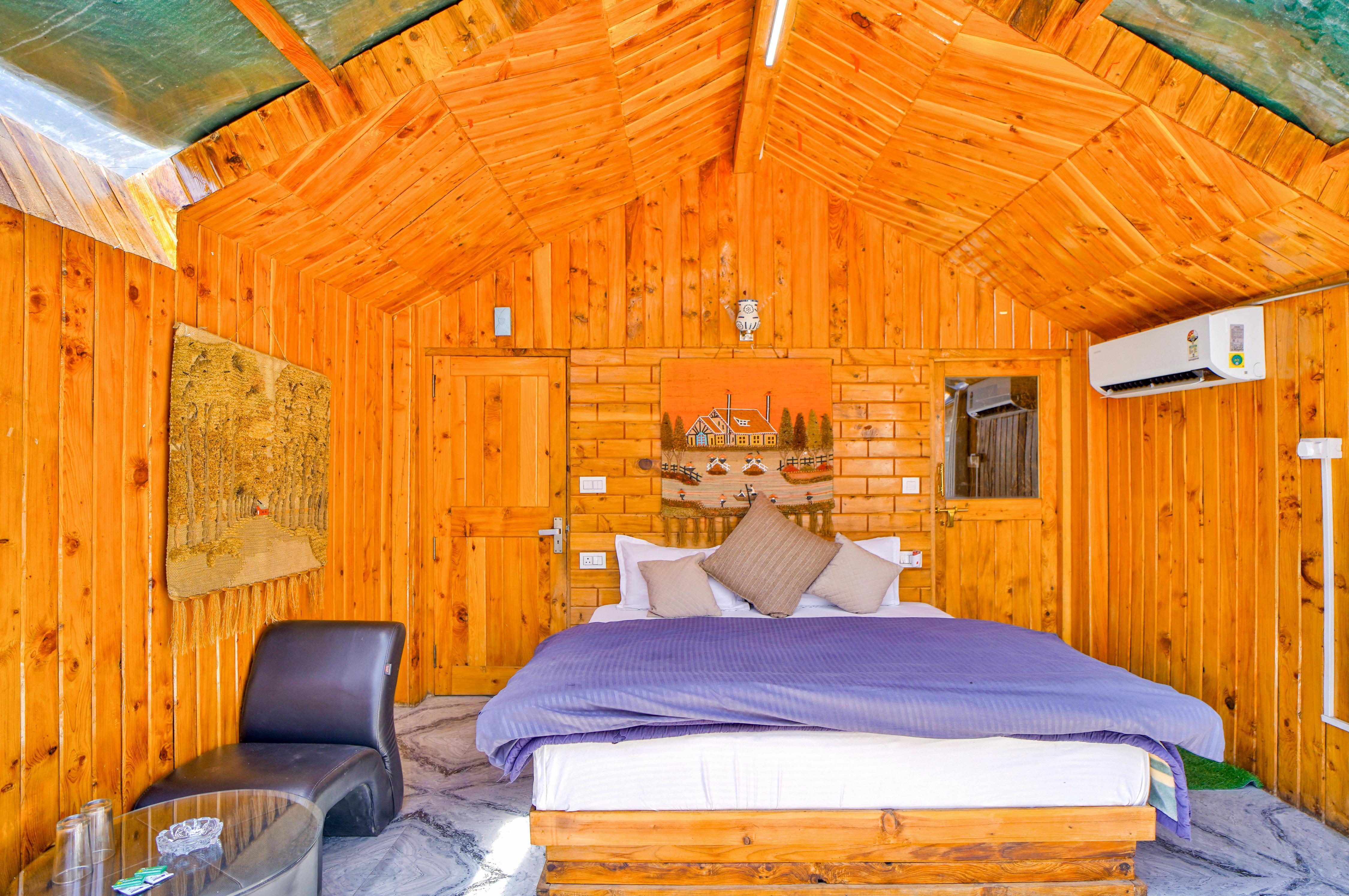 Moksha Luxurious Jacuzzi Stargazing Cottage - Tap to explore photos