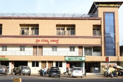 Sri Ratna Lodge
