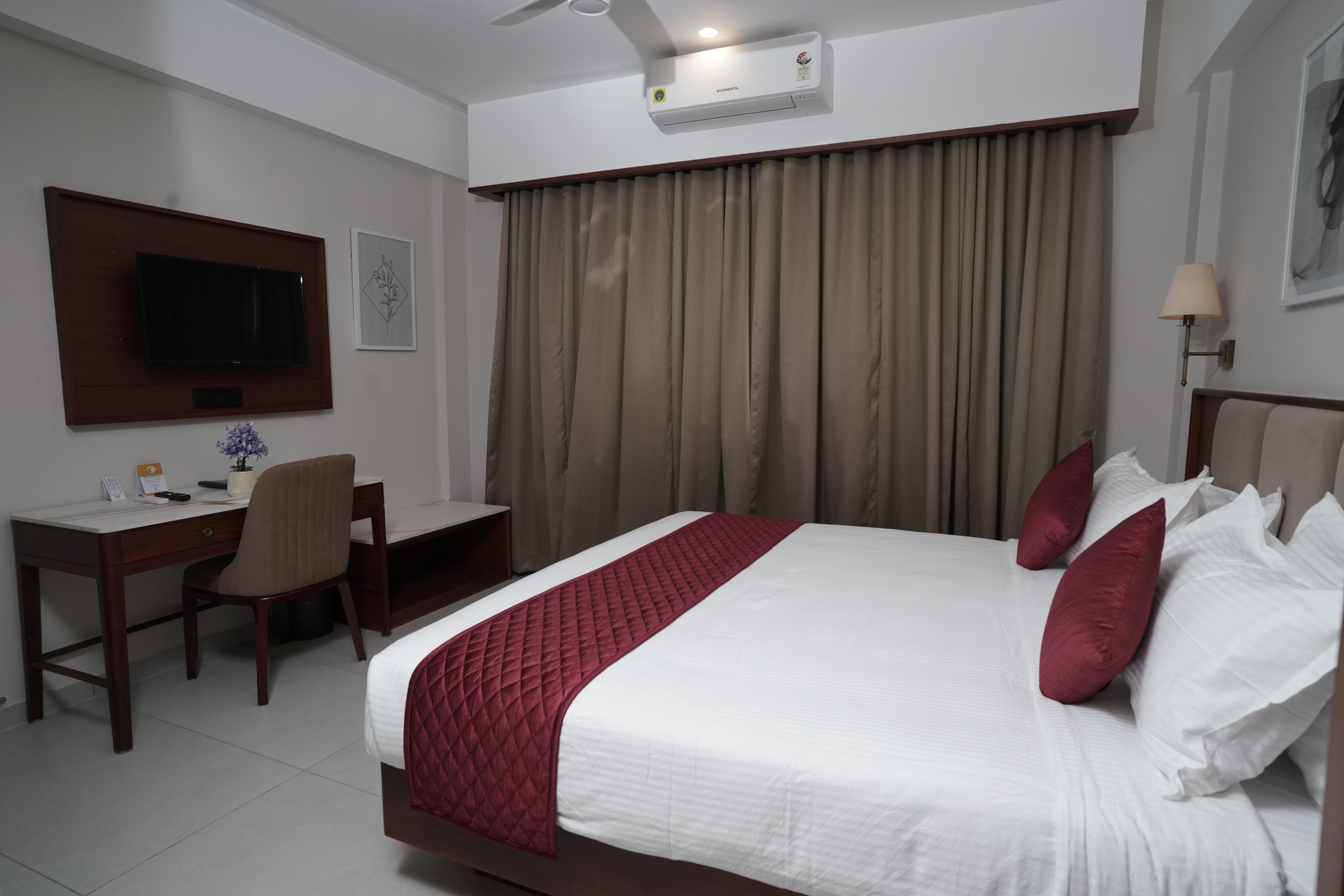 Hotel Emerald - Tap to explore photos