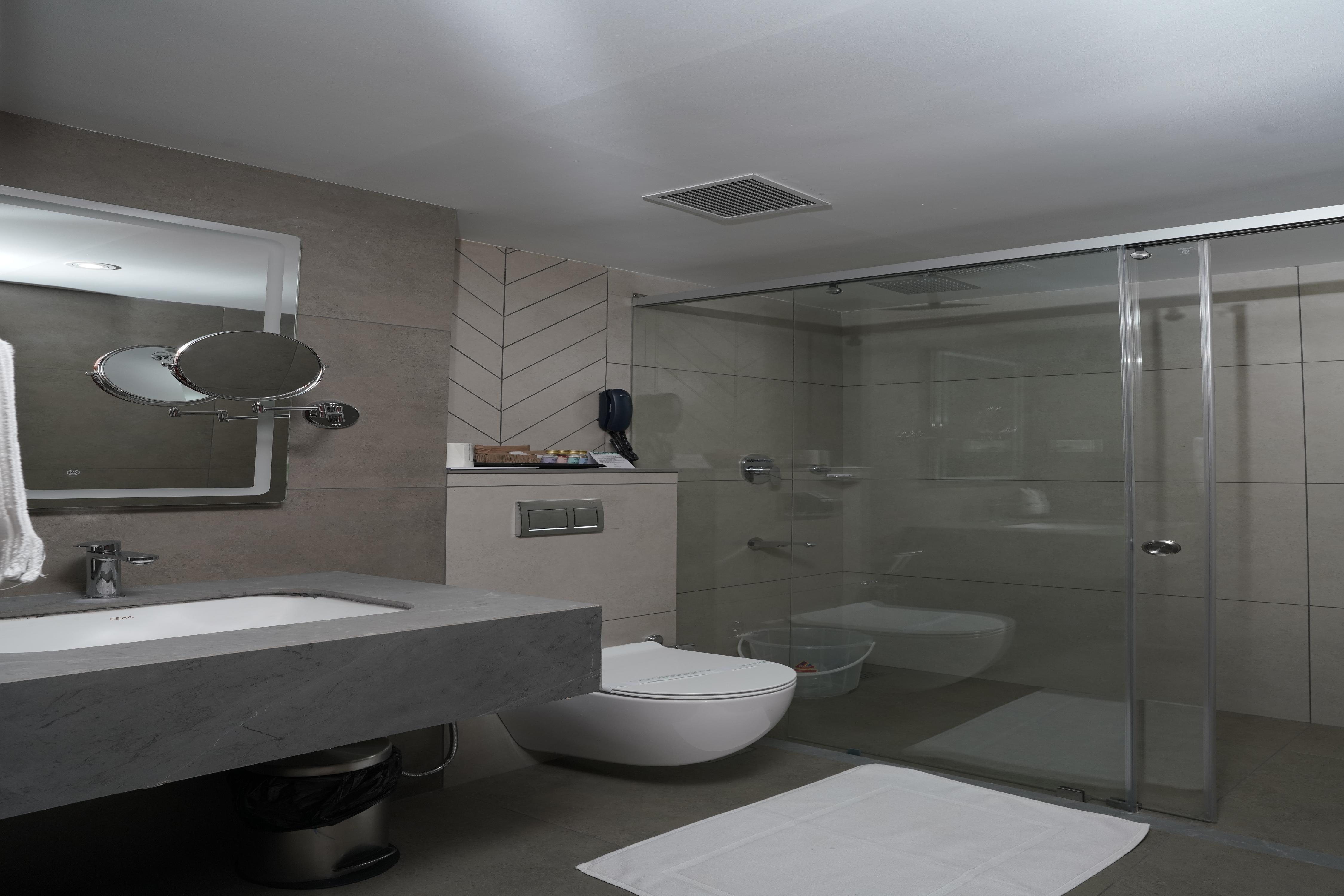 Hotel Emerald - Tap to explore photos