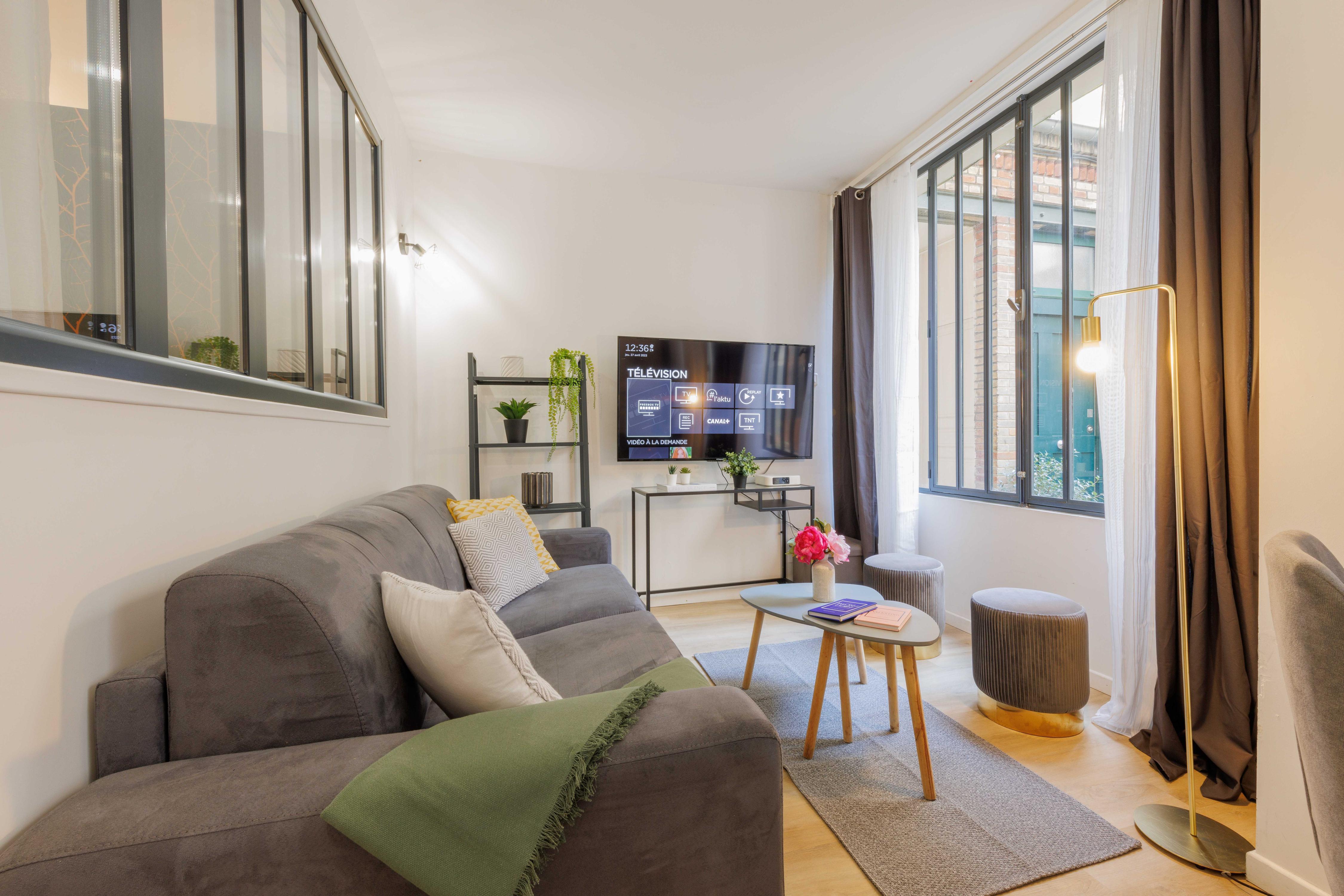 Cozy apartment - Gare de l'Est Paris Center - Tap to explore photos
