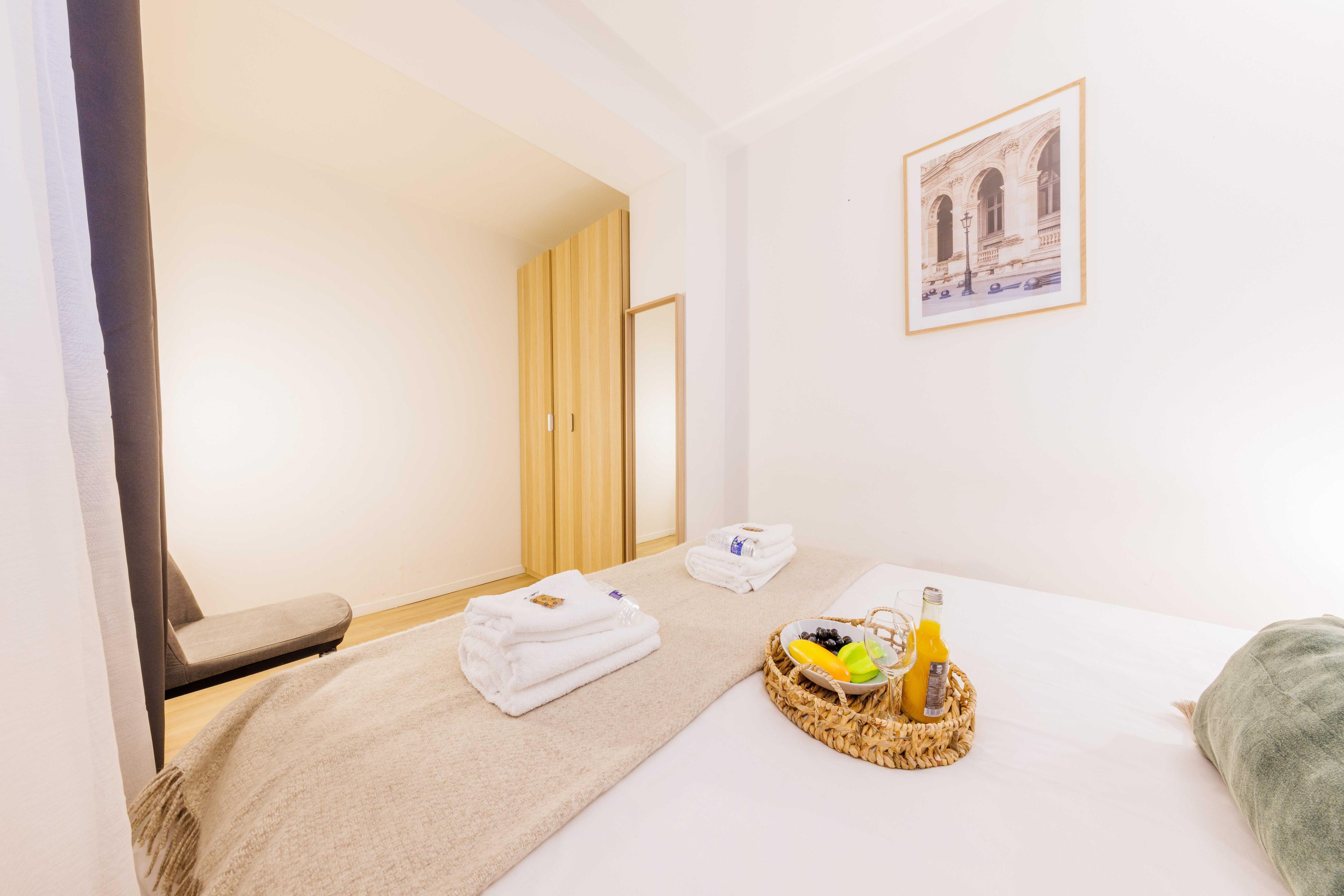 Cozy apartment - Gare de l'Est Paris Center - Tap to explore photos