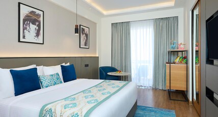 Iris Sarovar Portico Room Type - Deluxe Room with Balcony - 1 King Bed