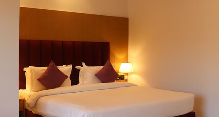 Aayra Dehradun Room Type - Super Deluxe Room with Work Desk